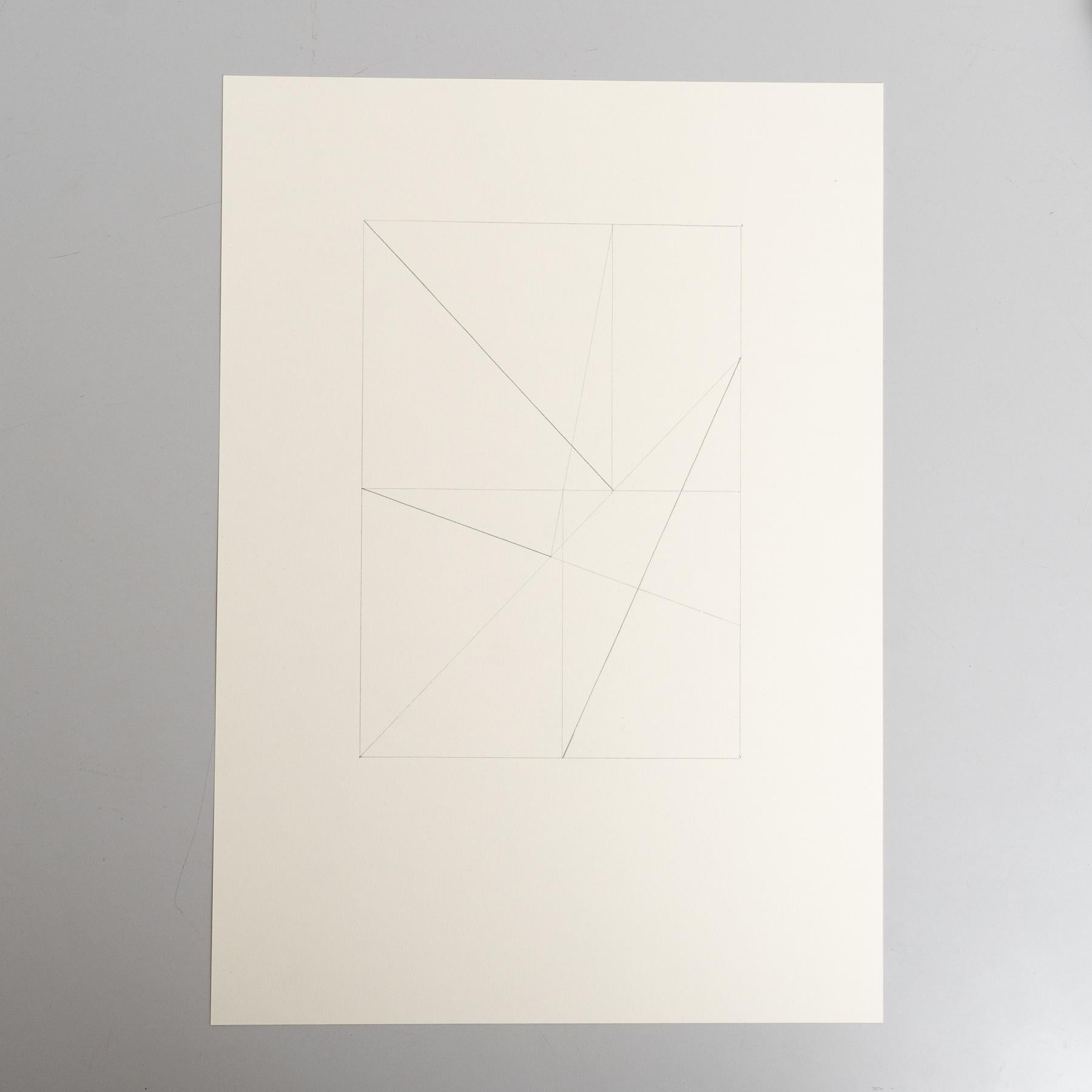 Entdecken Sie die fesselnde Einfachheit dieser abstrakten geometrischen Zeichnung auf Papier von Enrico Della Torre. Die mit Bleistift gezeichnete, minimalistische Komposition zeigt ein delikates Zusammenspiel von Formen und Linien, das Della Torres