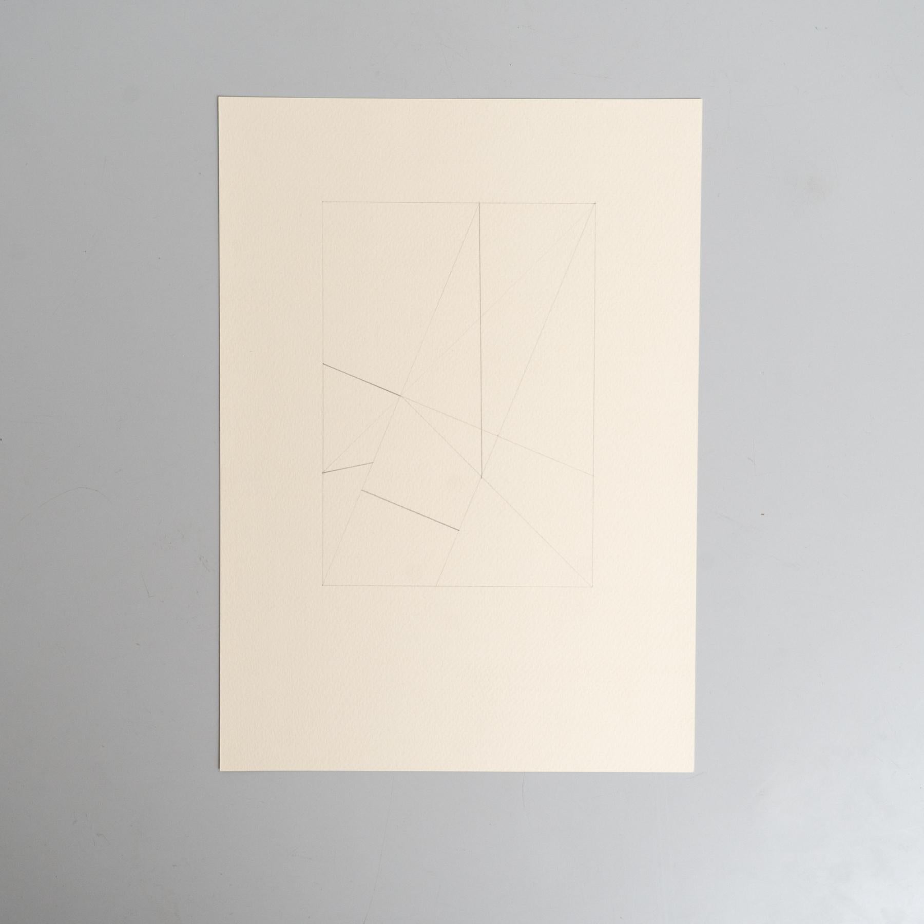 Esplora l'accattivante semplicità di questo disegno geometrico astratto su carta di Enrico Della Torre. Realizzata a matita, questa composizione minimale mostra un delicato gioco di forme e linee, esemplificando la visione artistica unica di Della