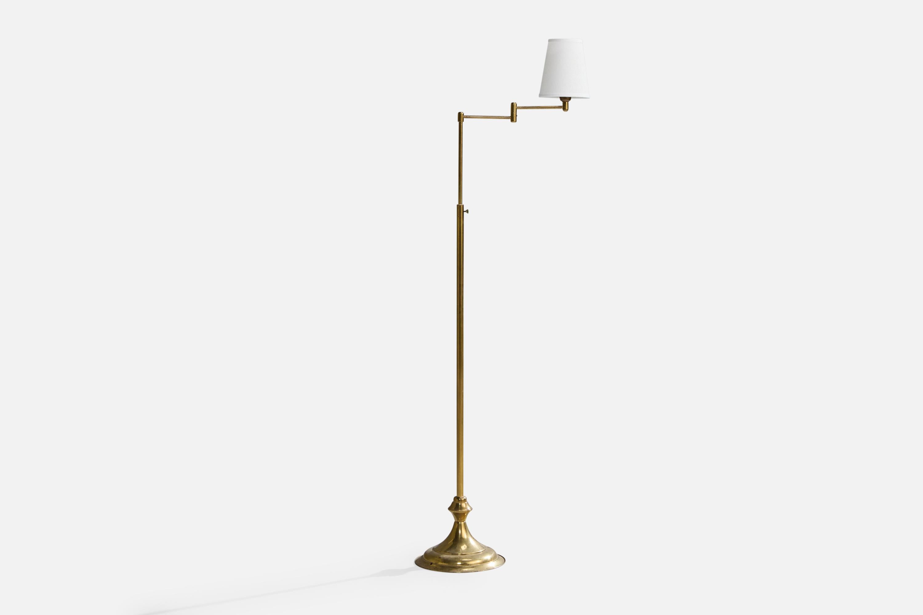 Lampada da terra regolabile in ottone e tessuto bianco attribuita a Enrico Furio Dominici, Brasile, anni '50 circa.

Leggera ossidazione presente in tutto l'ottone.

Dimensioni della lampada con paralume (in pollici): 64,5