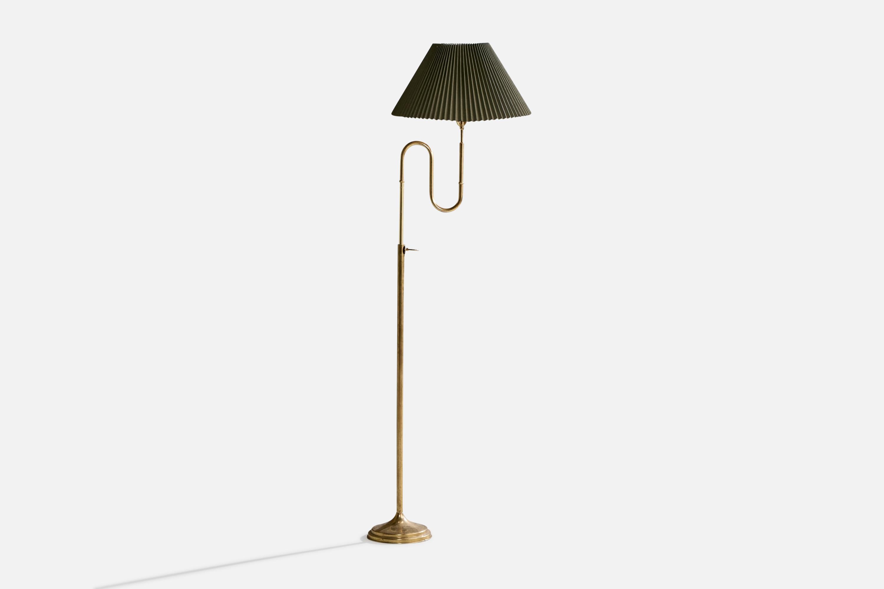 Lámpara de pie de latón y papel verde diseñada y fabricada por Enrico Furio Dominici, Brasil, c. 1950.

La base de latón presenta una oxidación moderada. Pantalla de lámpara vintage en buen estado.

Dimensiones de la lámpara con pantalla (pulgadas):
