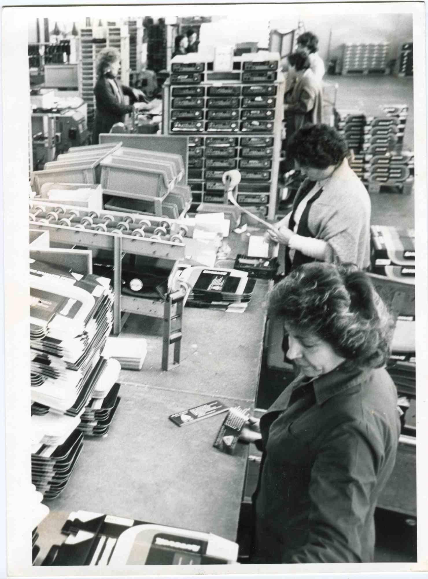 In the Office – Vintage-Fotografie von Enrico Giuseppe Moneta – 1960er Jahre