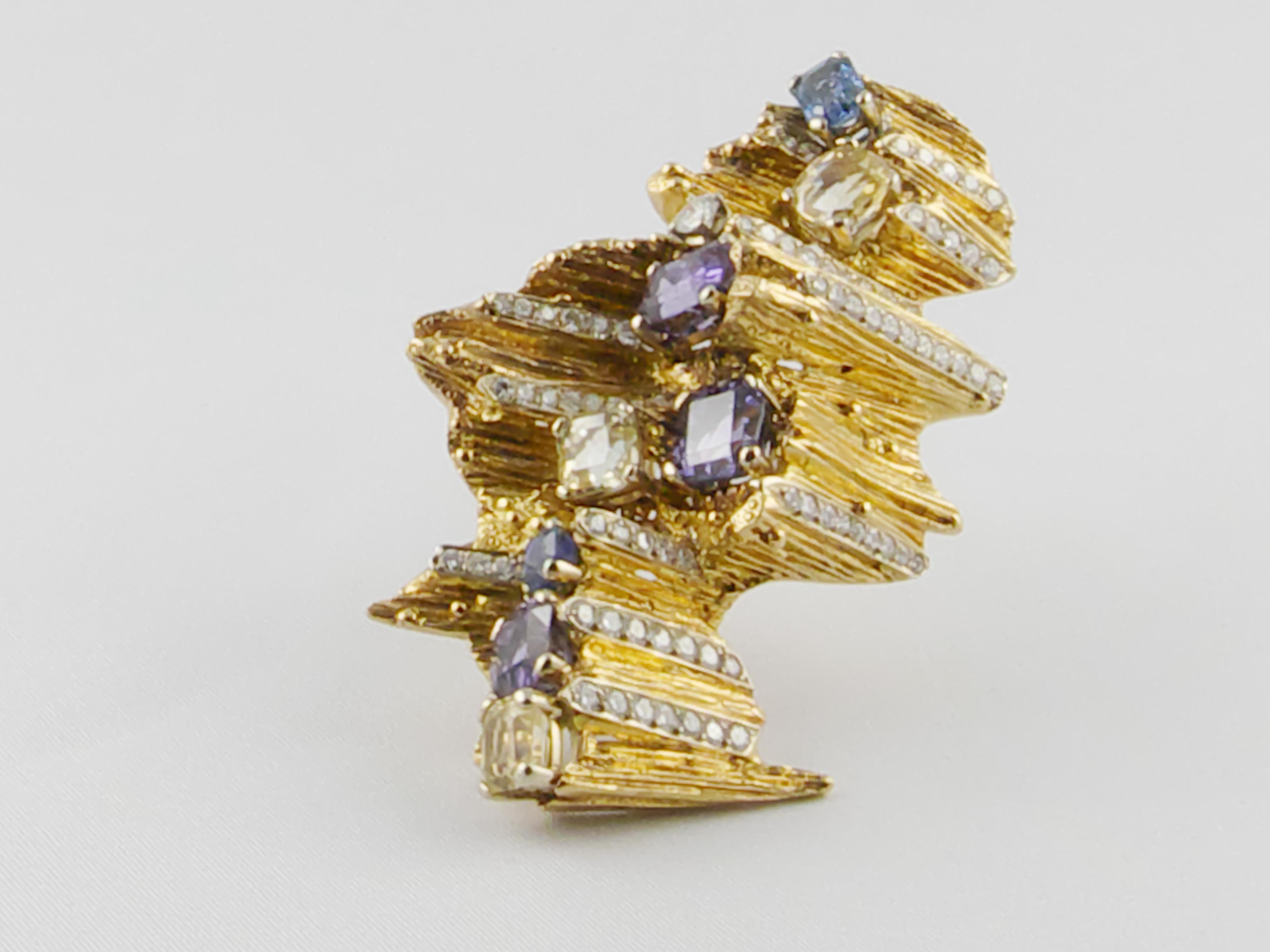 A rare, exceptionally crafted Yellow Gold, Diamond and Natural Sapphires 1960s brooch by Enrico Serafini, Firenze
In this sensational Italian brooch the finely textured 18 karat Yellow Gold creates an abstract free-form and visual drama for a bold