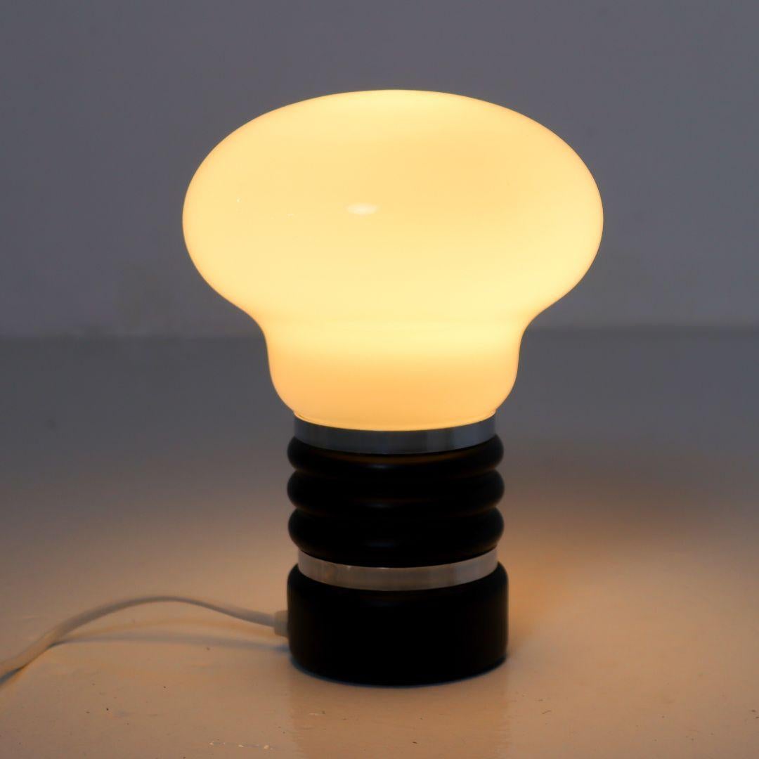 italien Lampe de table à ampoule Enrico Tronconi en vente
