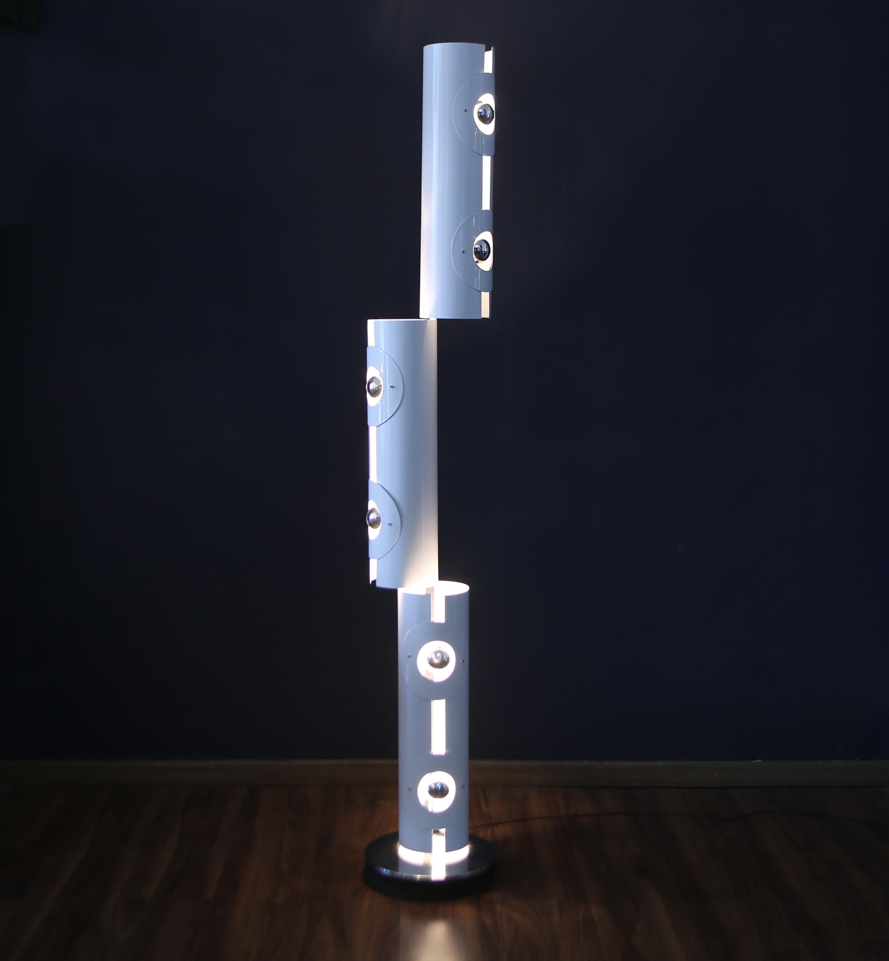 Lámpara de pie articulada futurista Enrico Tronconi de los años 70.
Esta lámpara de pie está compuesta por tres tubos de acero chapado en blanco con dos fuentes de luz cada uno. Los módulos pueden girar 360 grados.
La lámpara está en excelentes