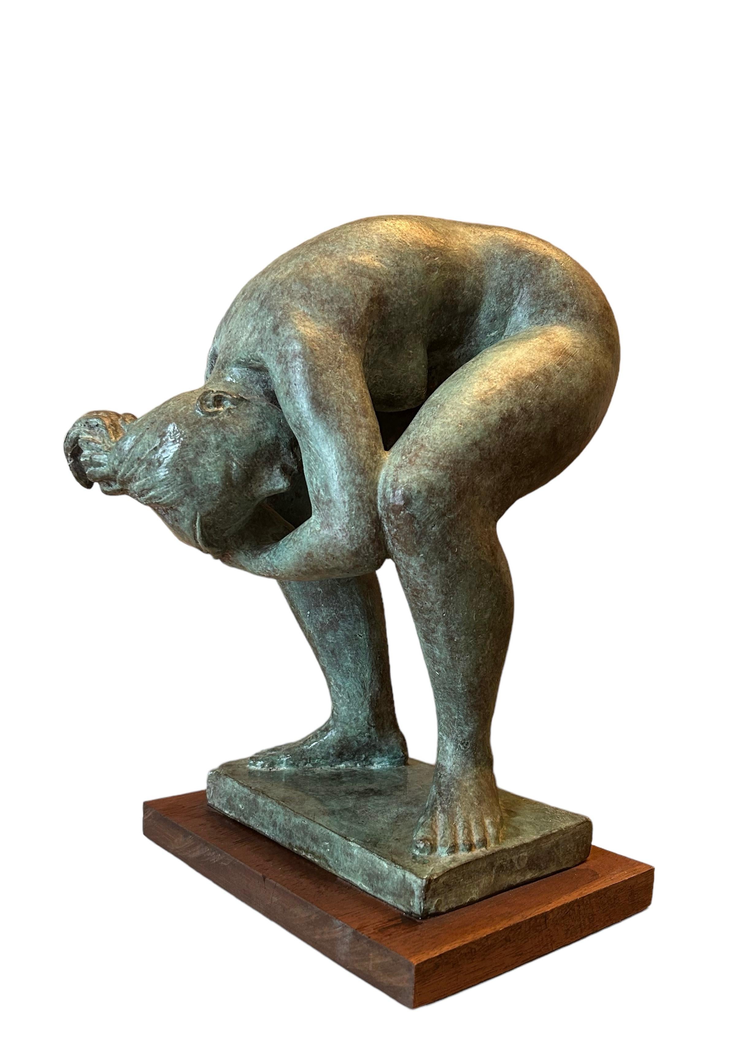 Enrique Alférez Nude Sculpture – Badende waschen Haare
