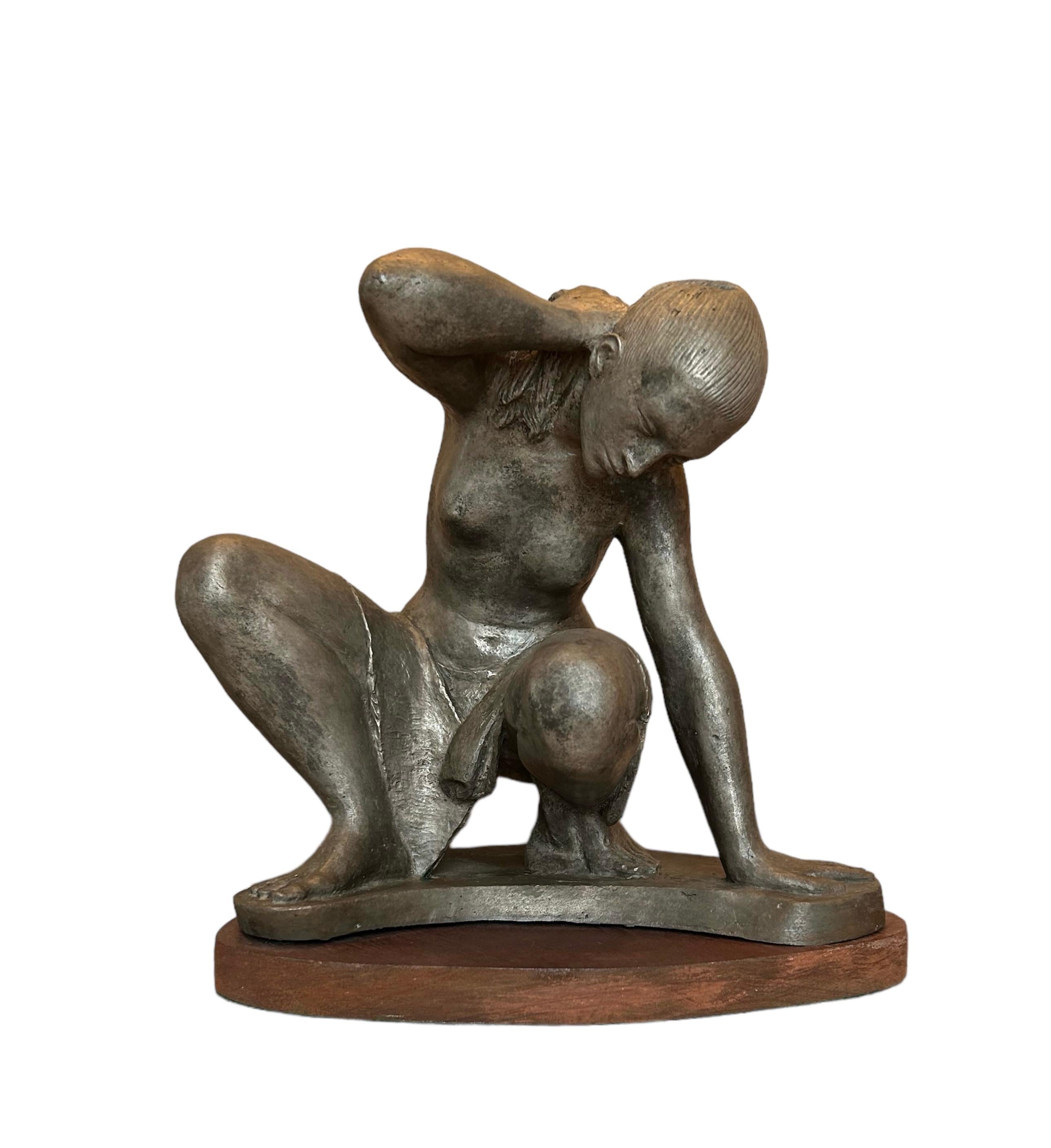 Enrique Alférez Nude Sculpture – Bademeister mit Stofftuch