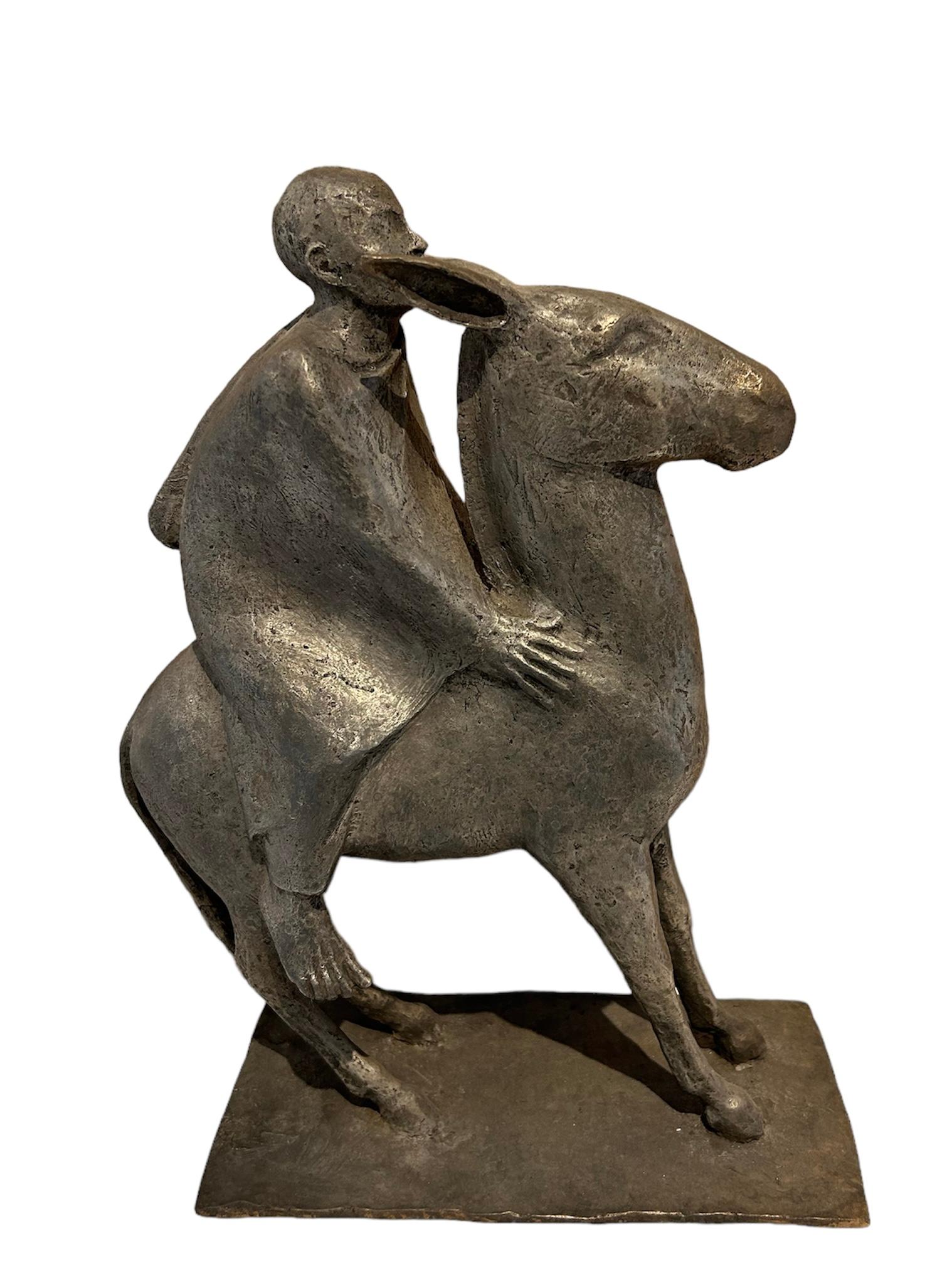 Enrique Alférez Figurative Sculpture – Boy Riding Burro mit Umhang