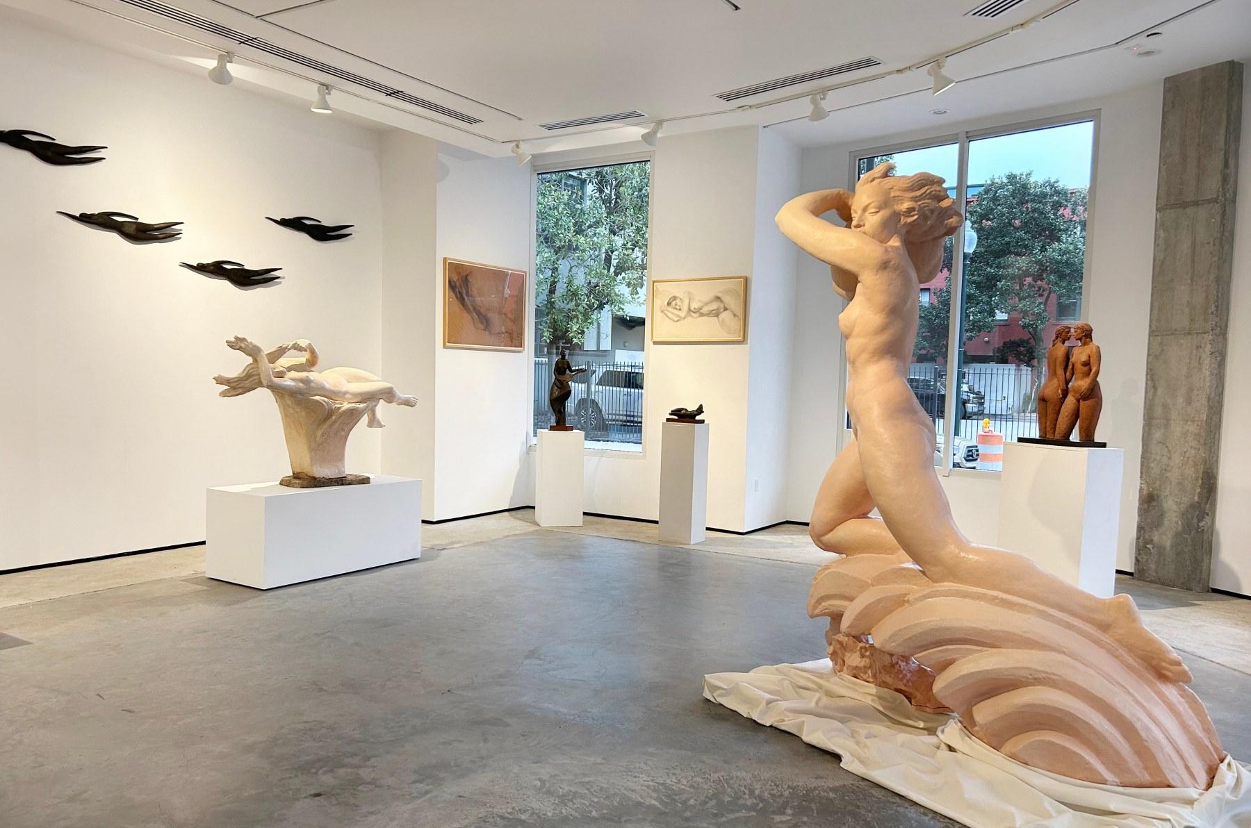 Liegender Akt – Sculpture von Enrique Alférez