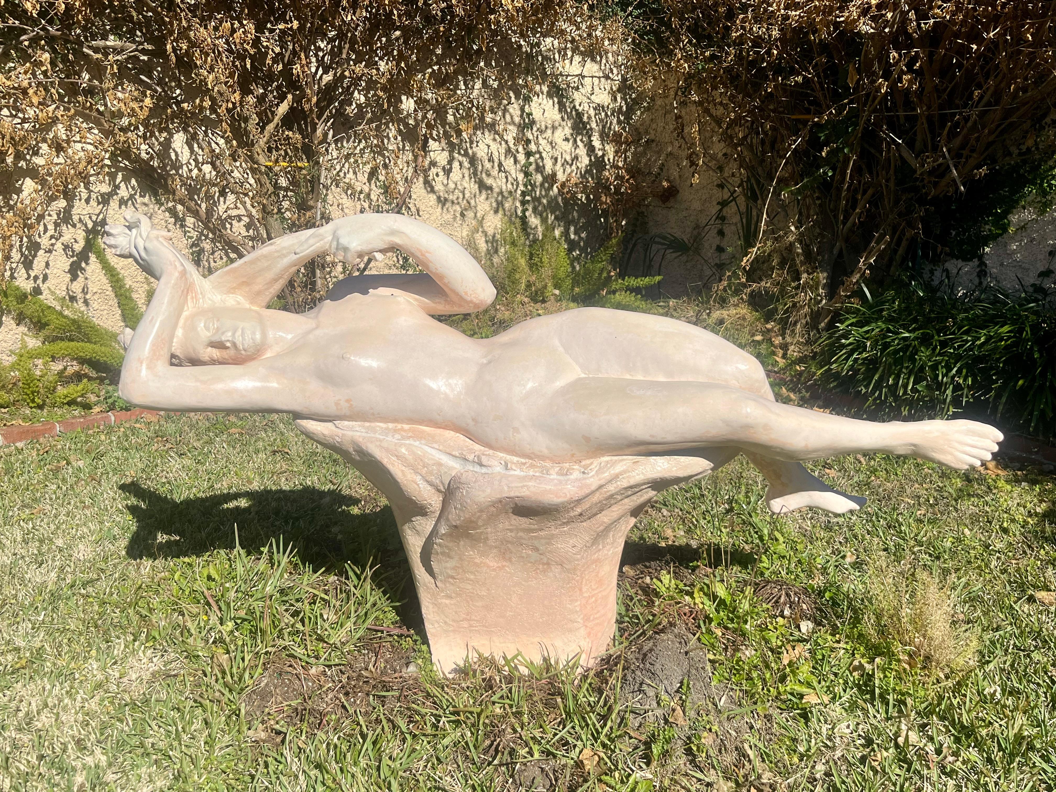 Enrique Alférez Nude Sculpture – Liegender Akt
