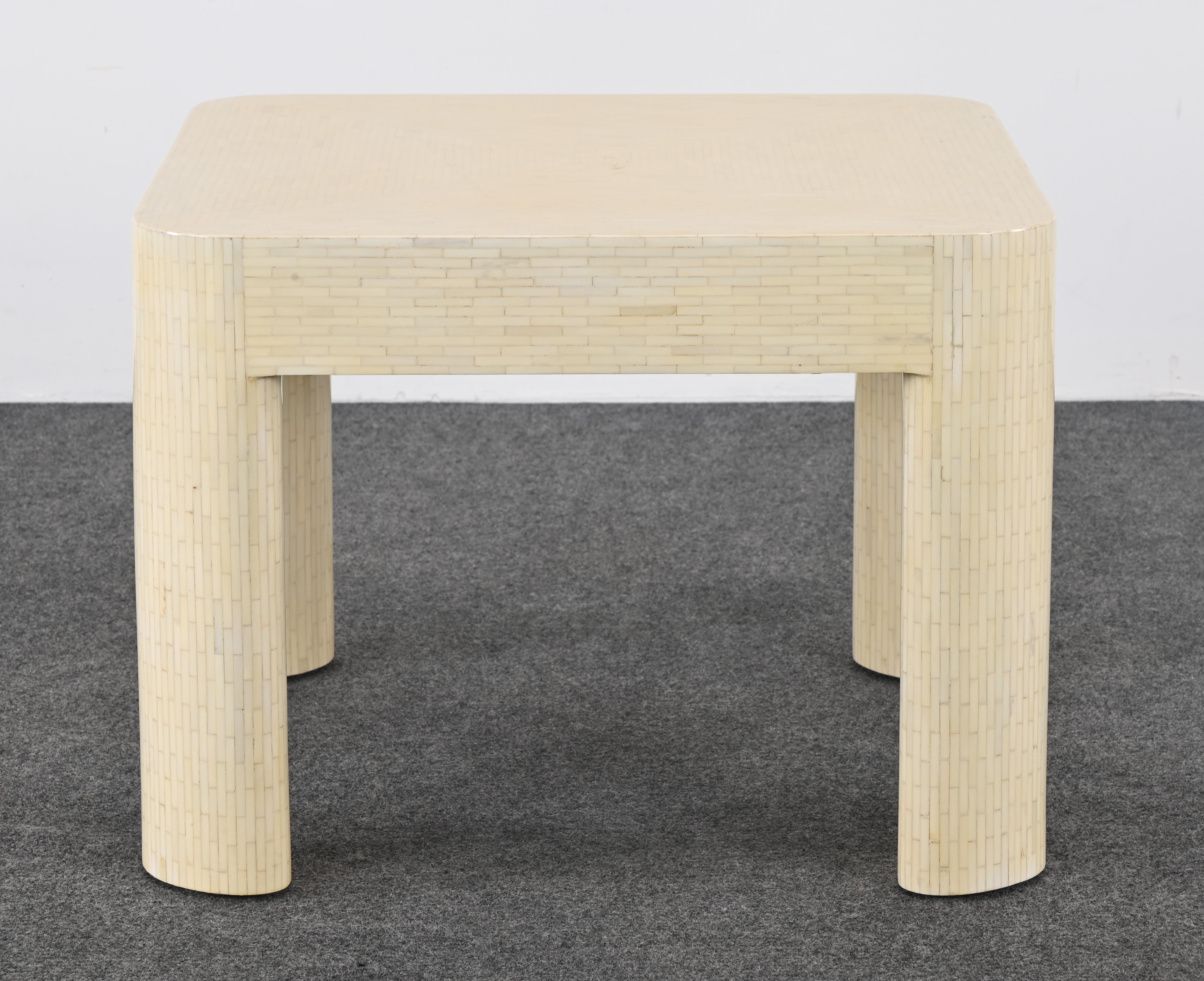 Ein schicker, Enrique Garcel zugeschriebener Beistelltisch oder Endtisch aus mosaikartigem Knochen um 1980. Dieser elegante Beistelltisch kann sowohl im Schlafzimmer als auch im Wohnzimmer verwendet werden. Der funktionelle Tisch kann in jedem
