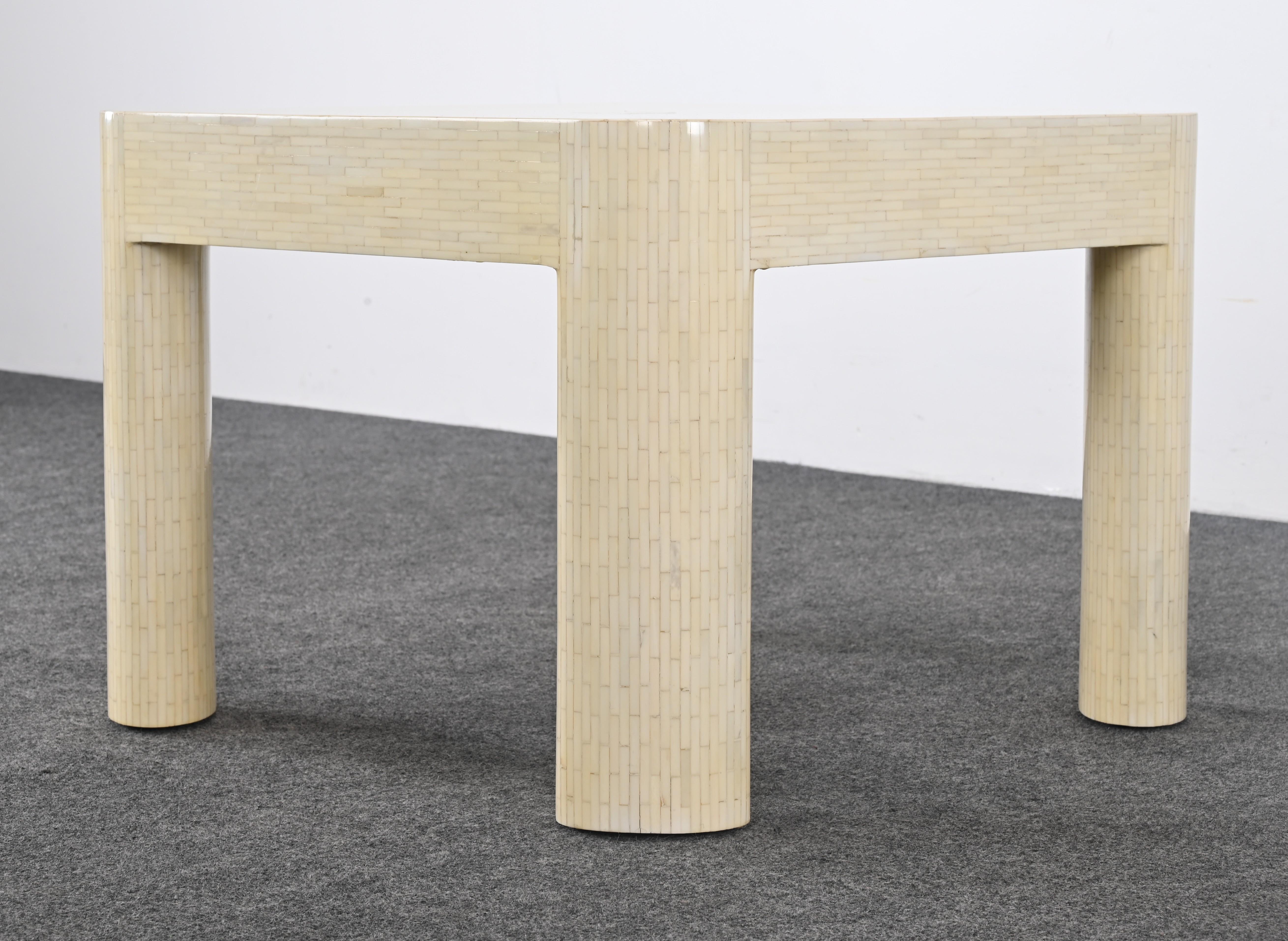 Enrique Garcel zugeschriebener mosaikartiger Knochentisch, 1980er Jahre (Ende des 20. Jahrhunderts) im Angebot