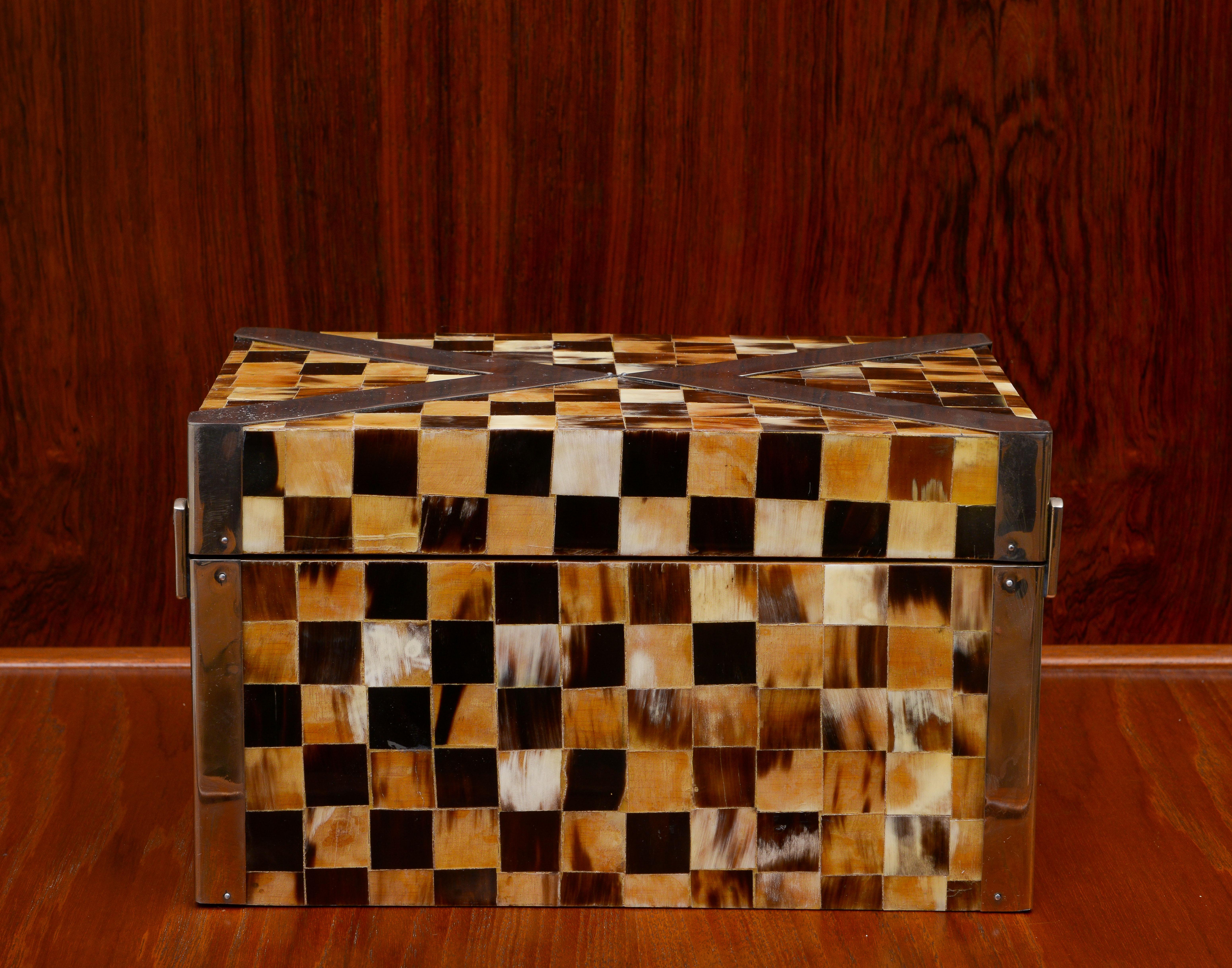Enrique Garcel Colombian Tessellated Horn and Brass Decorative Box, 1980s In Excellent Condition For Sale In Brooklyn, NY