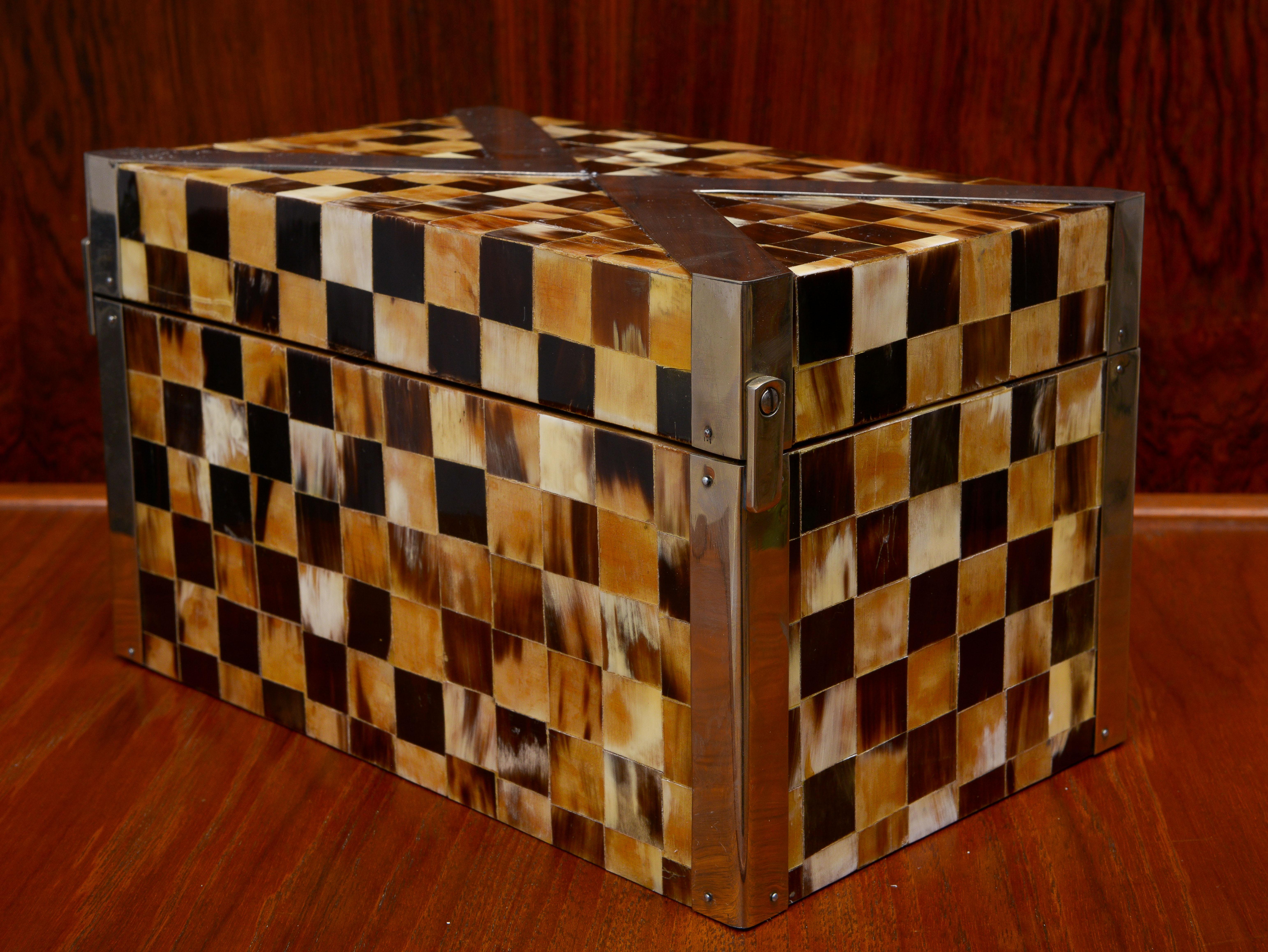 Enrique Garcel Caja decorativa colombiana teselada de cuerno y latón, años 80 en Excelente estado para la venta en Brooklyn, NY
