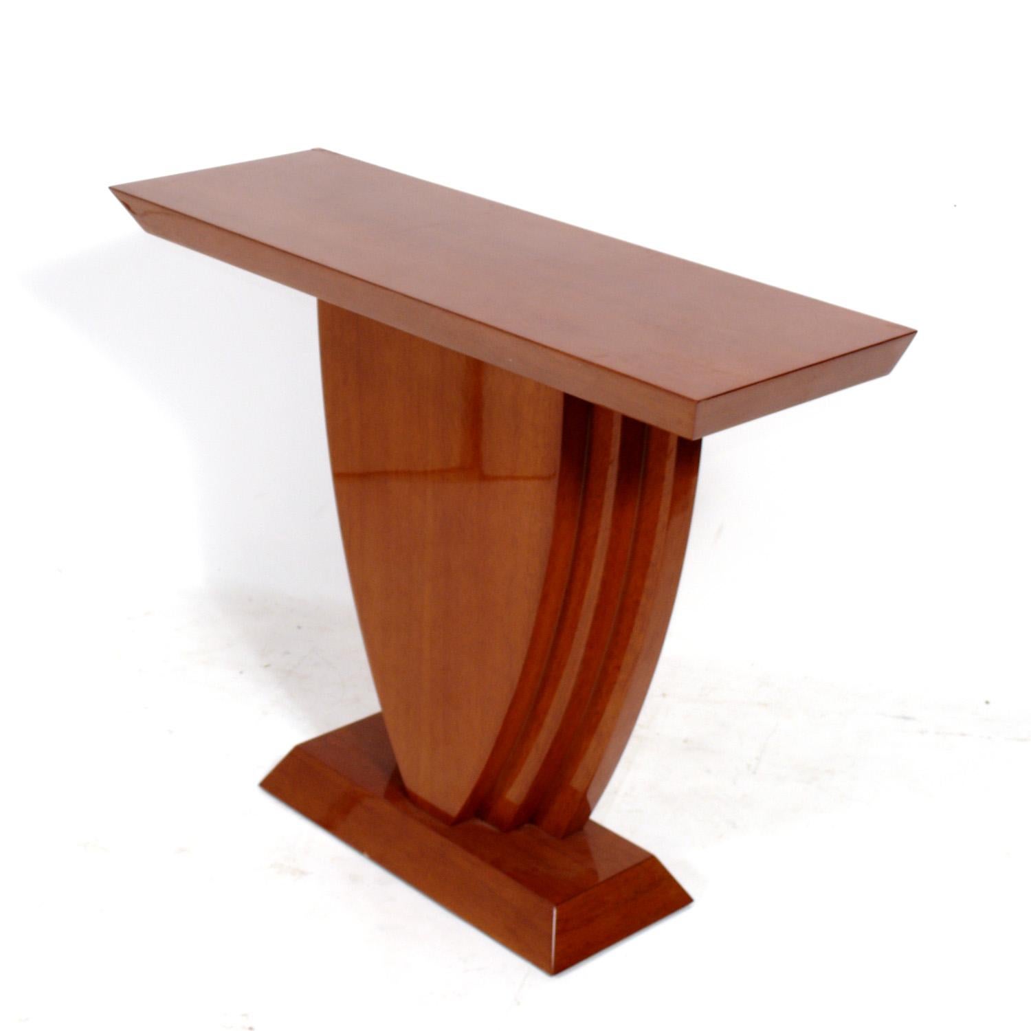 Table console curviligne, conçue par Enrique Garcel, Colombie, vers les années 1980. Il est construit en bois tropicaux magnifiques. Il s'agit d'un format polyvalent qui peut être utilisé comme  une console, une table de canapé, une table multimédia