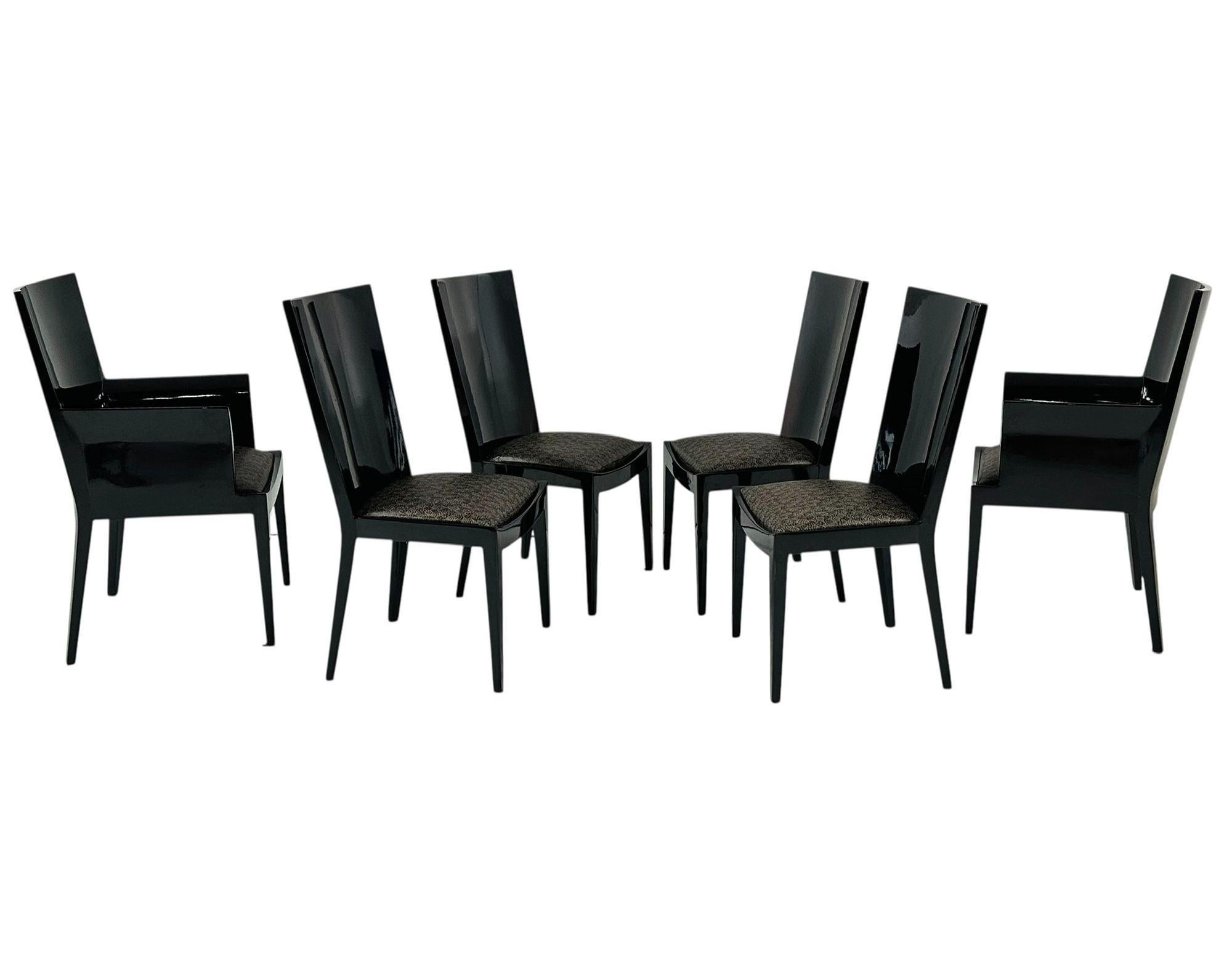 Set di 6 sedie da pranzo laccate nere Enrique Garcel per Jimeco,  Columbia anni '70.  Lacca nera.  2 sedie da capitano 4 sedie laterali tutte originali.  Il tavolo da pranzo è un'inserzione separata.
Le sedie del capitano misurano 39