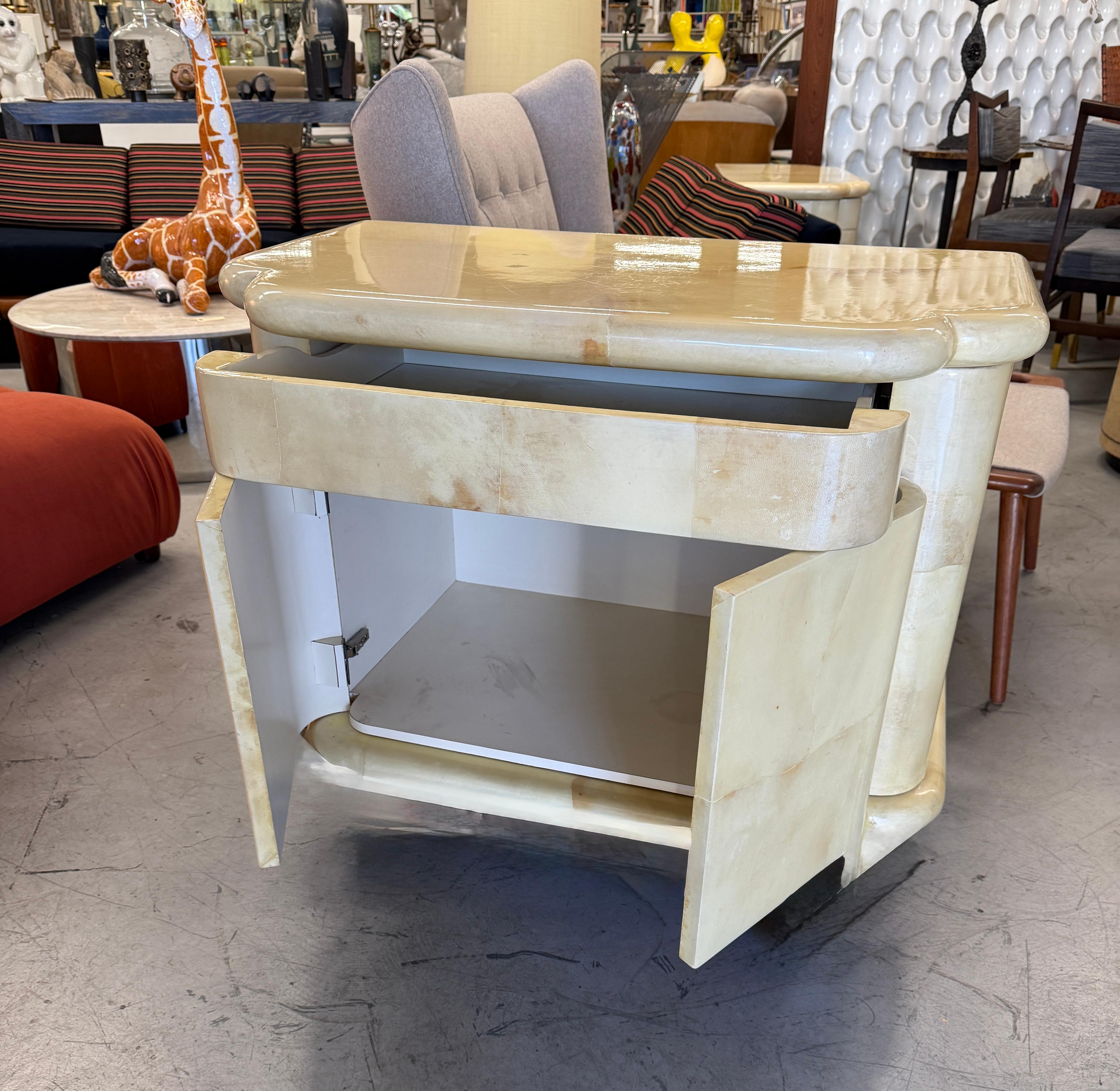 Enrique Garcel pour Jimeco Tables de nuit laquées en peau de chèvre en vente 6