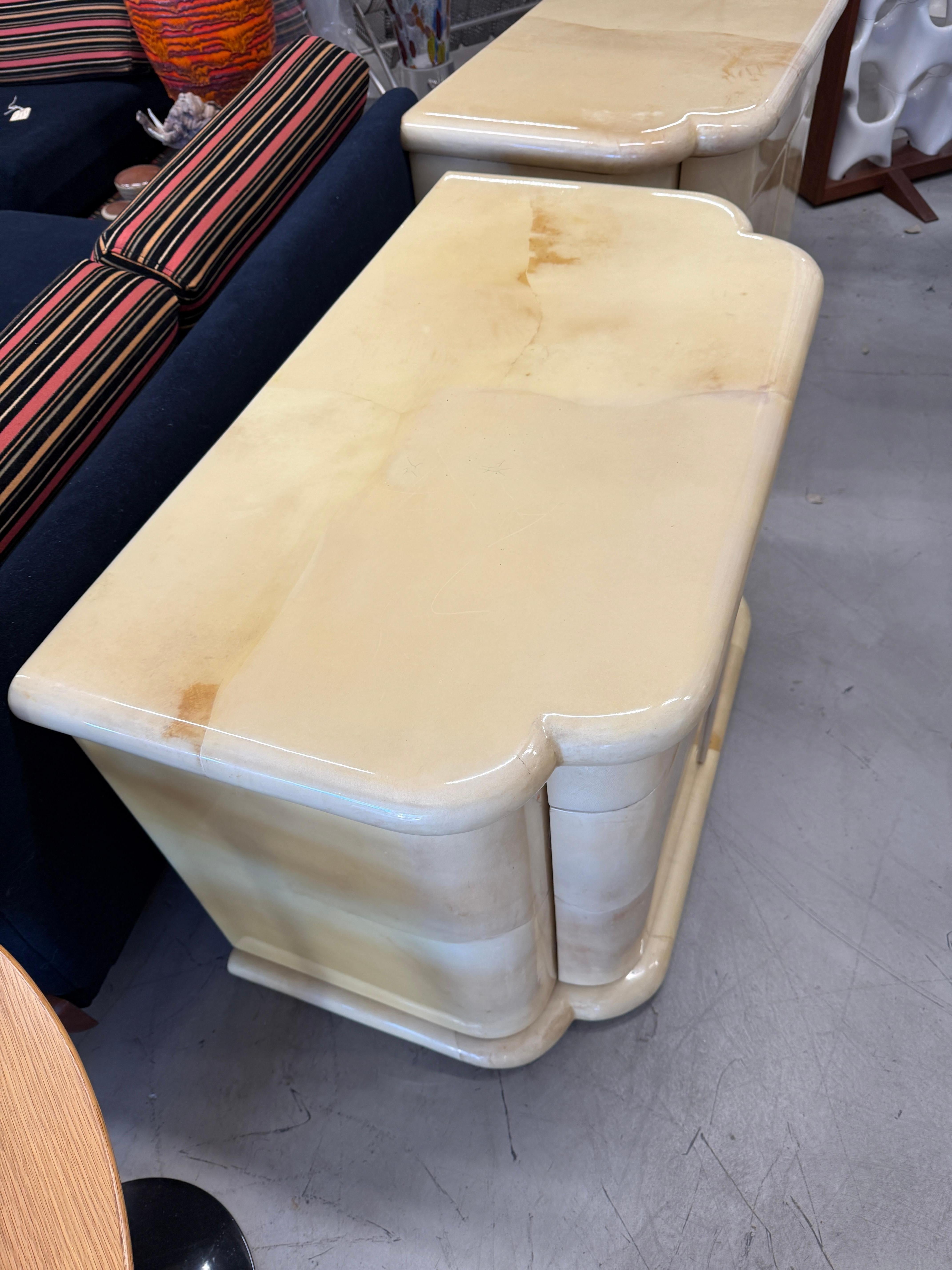 Enrique Garcel pour Jimeco Tables de nuit laquées en peau de chèvre en vente 9