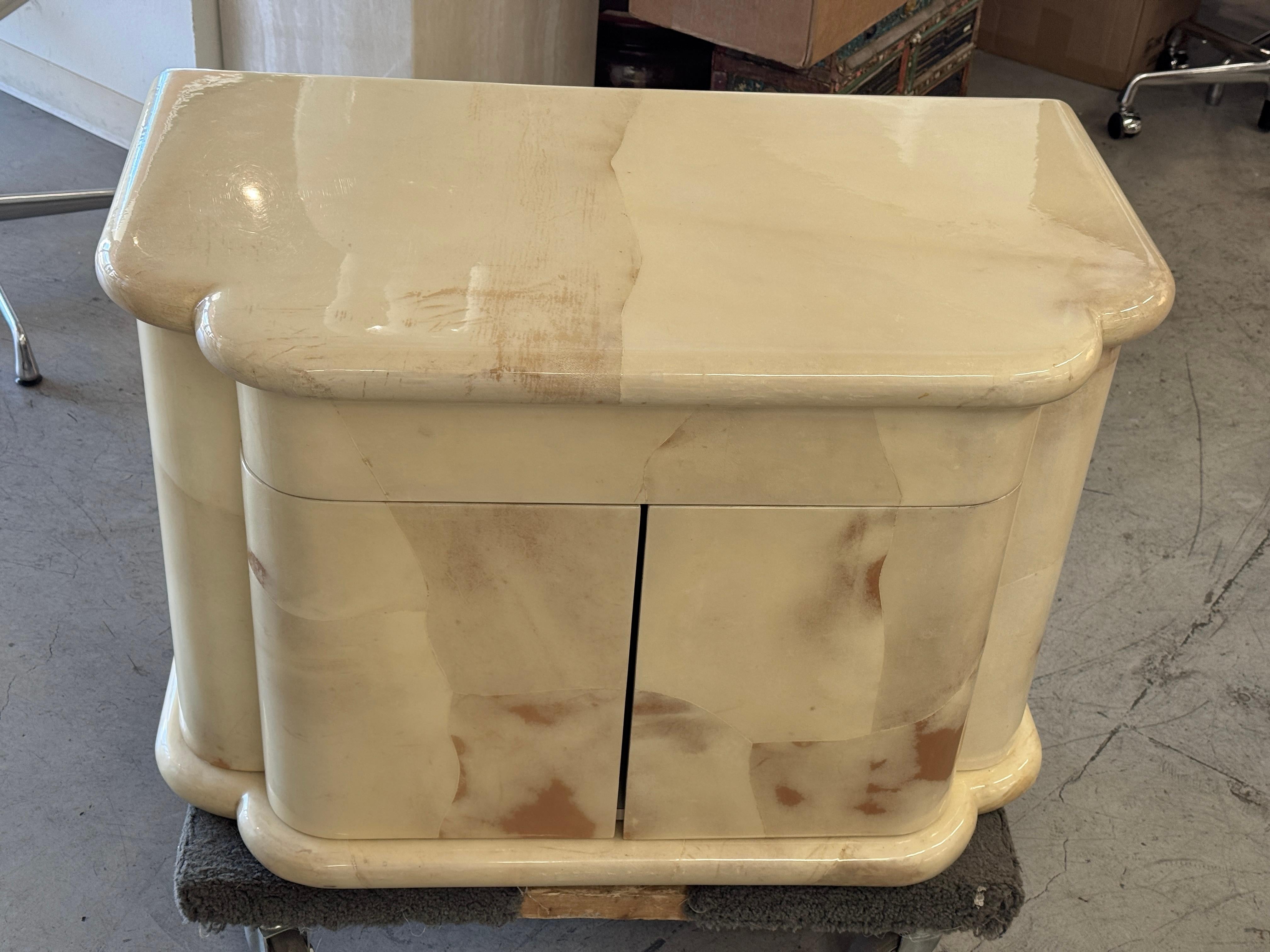 Une belle paire de tables de nuit en peau de chèvre conçue par Enrique Garcel pour Jimeco Ltda. de Colombie. Les tables de nuit comportent chacune un tiroir et un compartiment inférieur qui s'ouvre par deux portes. Pas d'étagère. 
En bon état