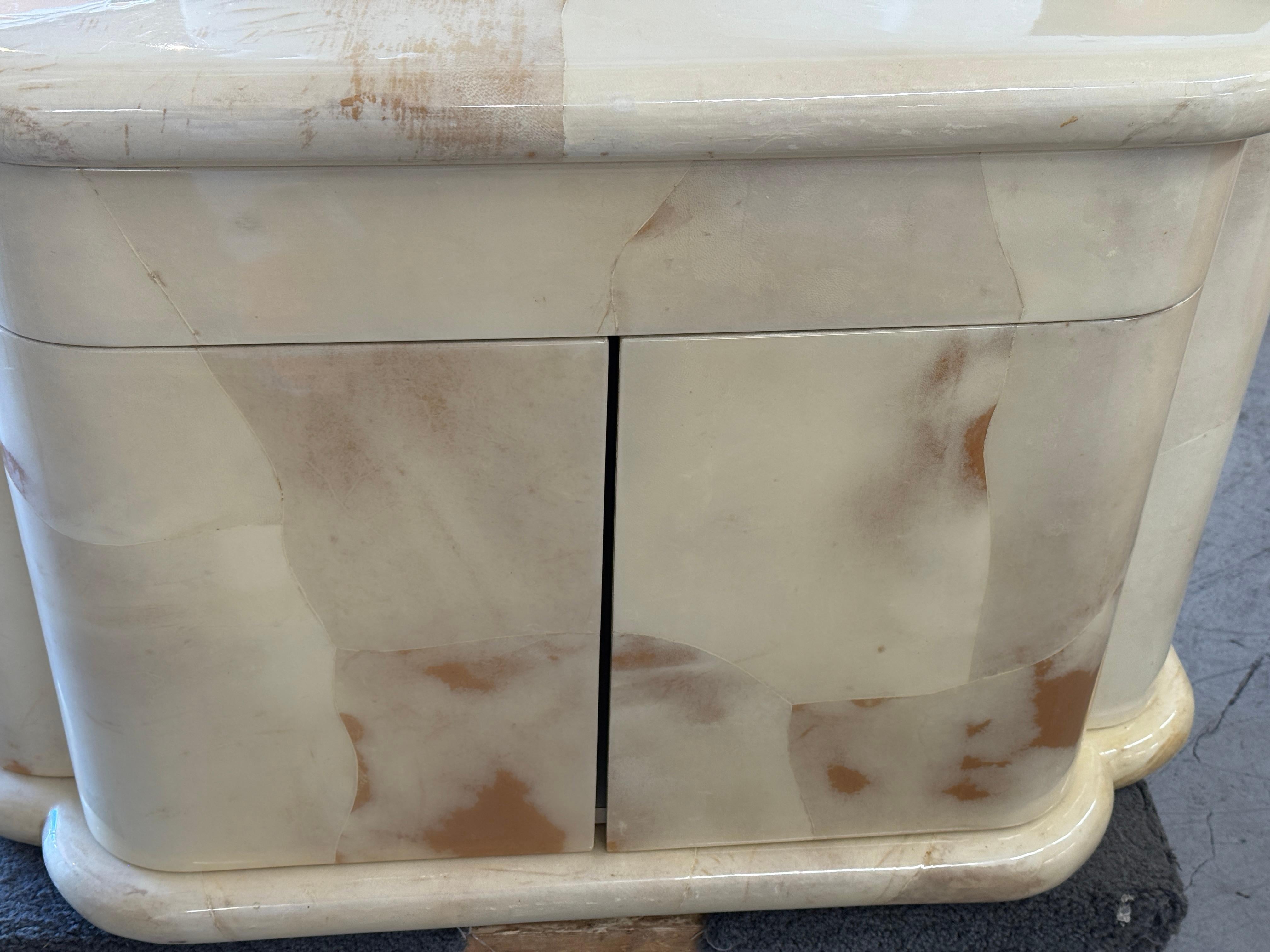 Colombien Enrique Garcel pour Jimeco Tables de nuit laquées en peau de chèvre en vente