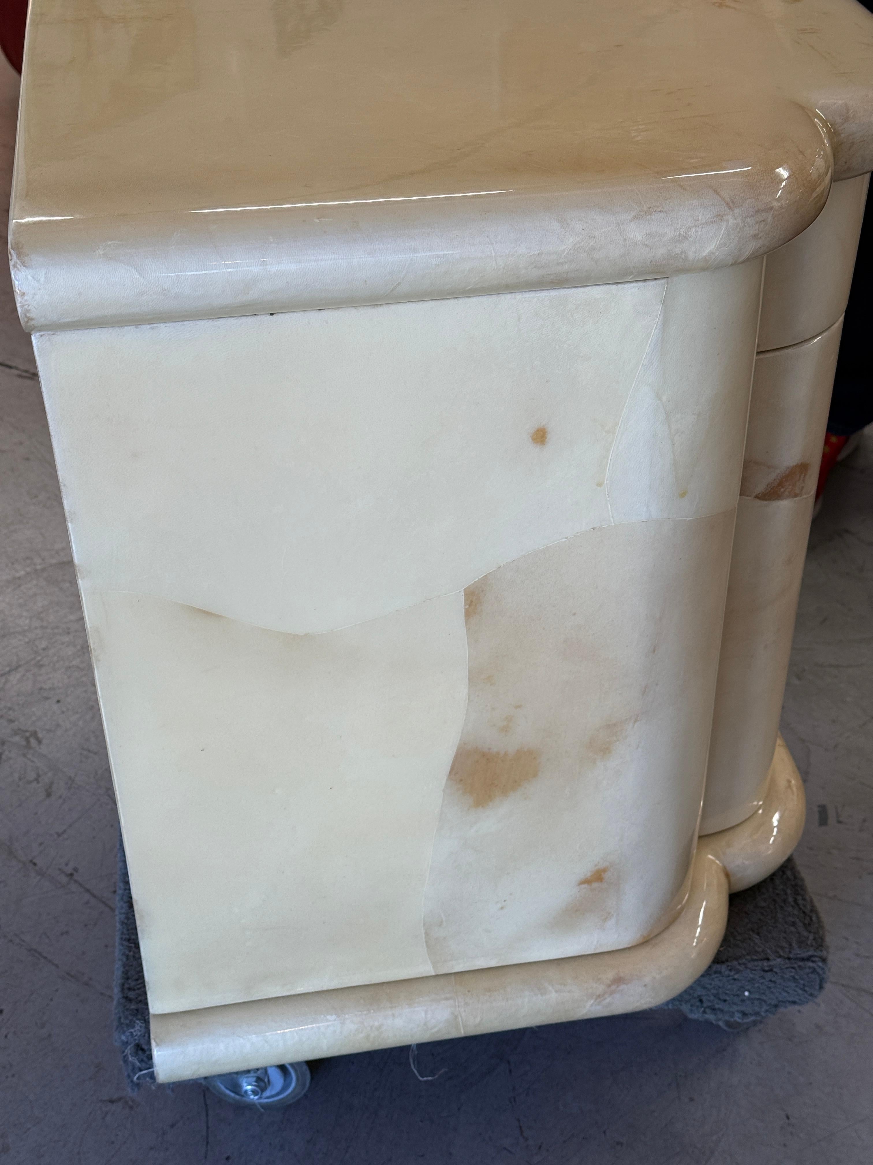 Fait main Enrique Garcel pour Jimeco Tables de nuit laquées en peau de chèvre en vente