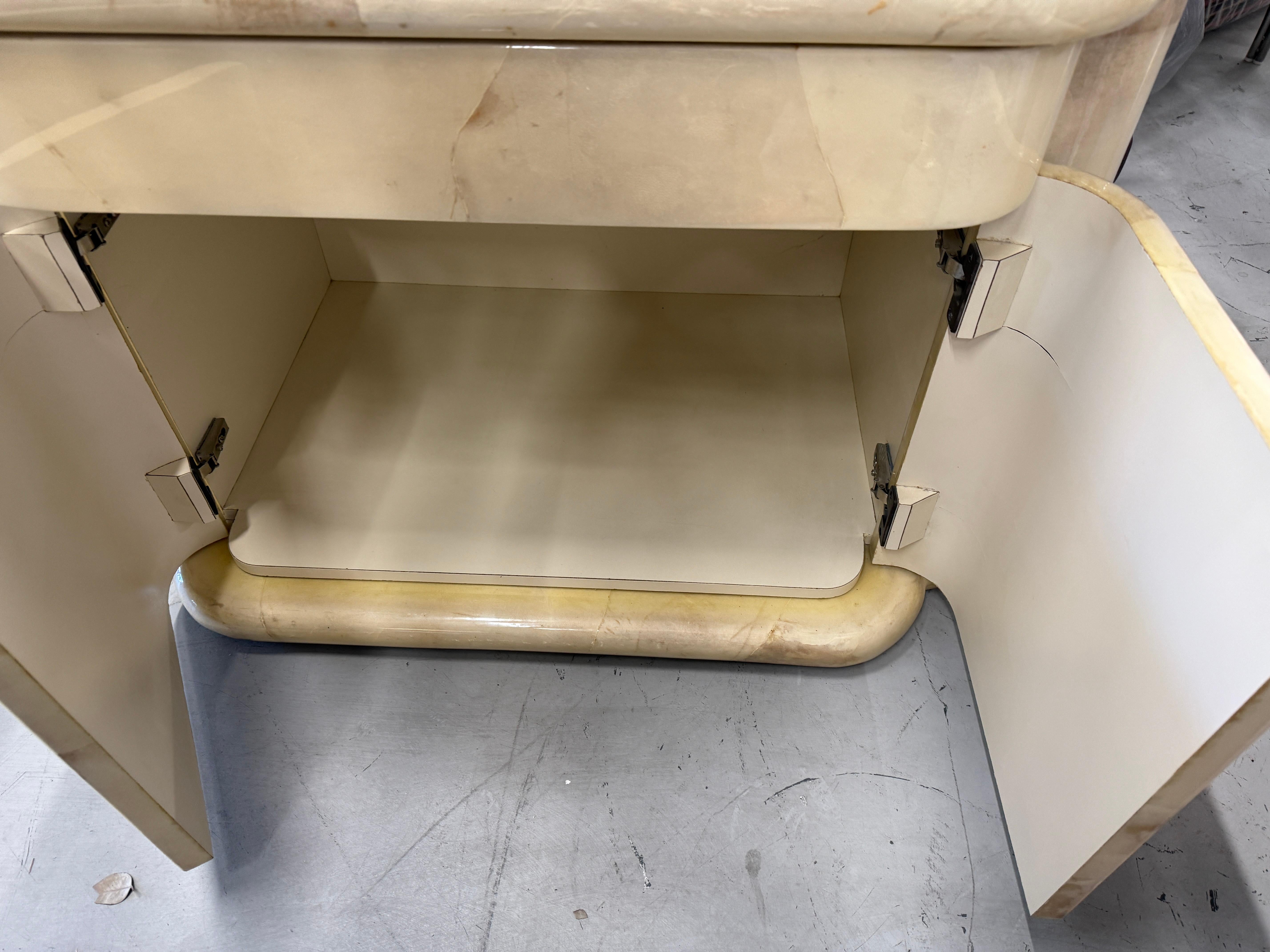 Fin du 20e siècle Enrique Garcel pour Jimeco Tables de nuit laquées en peau de chèvre en vente