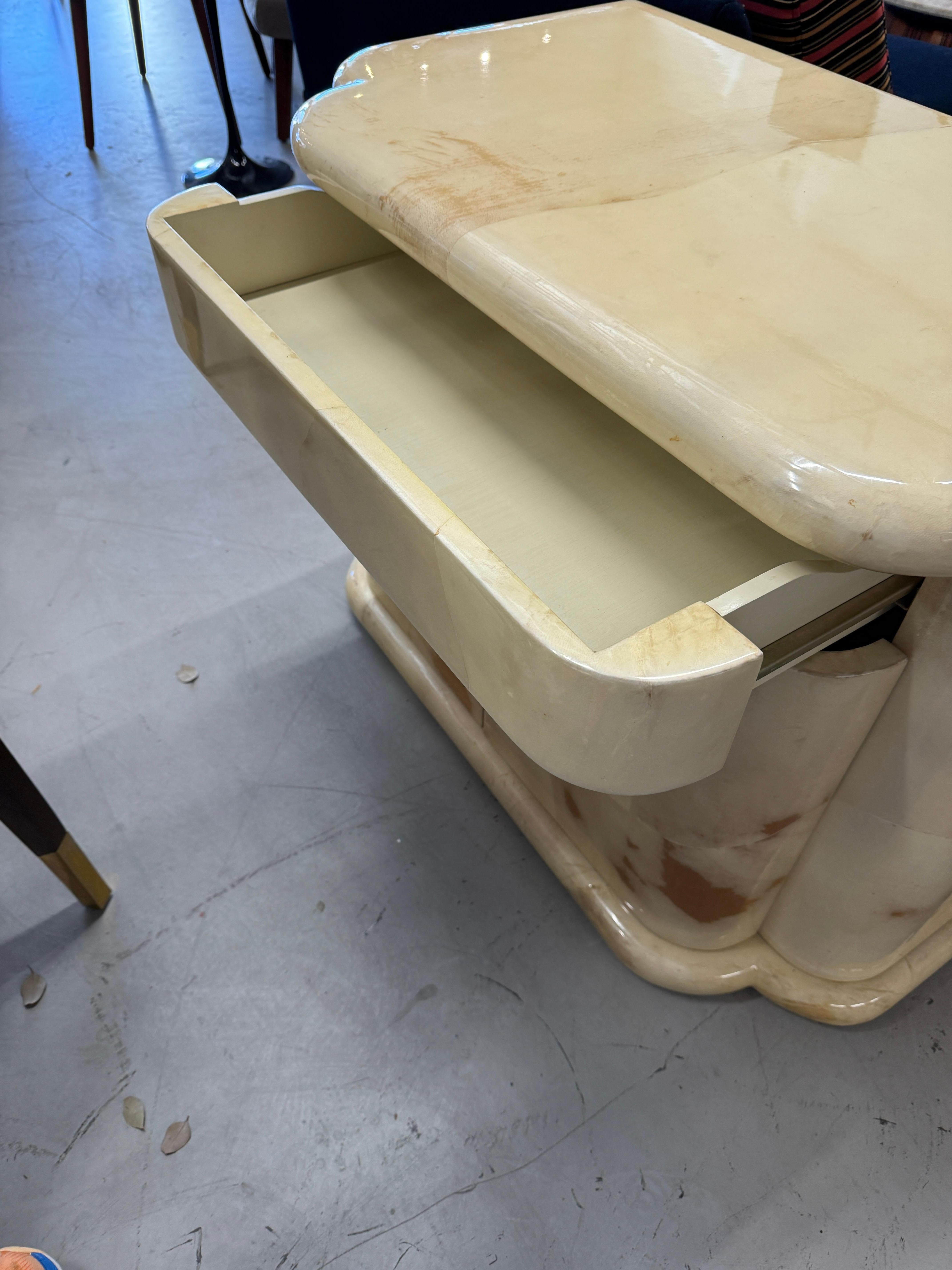 Cuir de chèvre Enrique Garcel pour Jimeco Tables de nuit laquées en peau de chèvre en vente