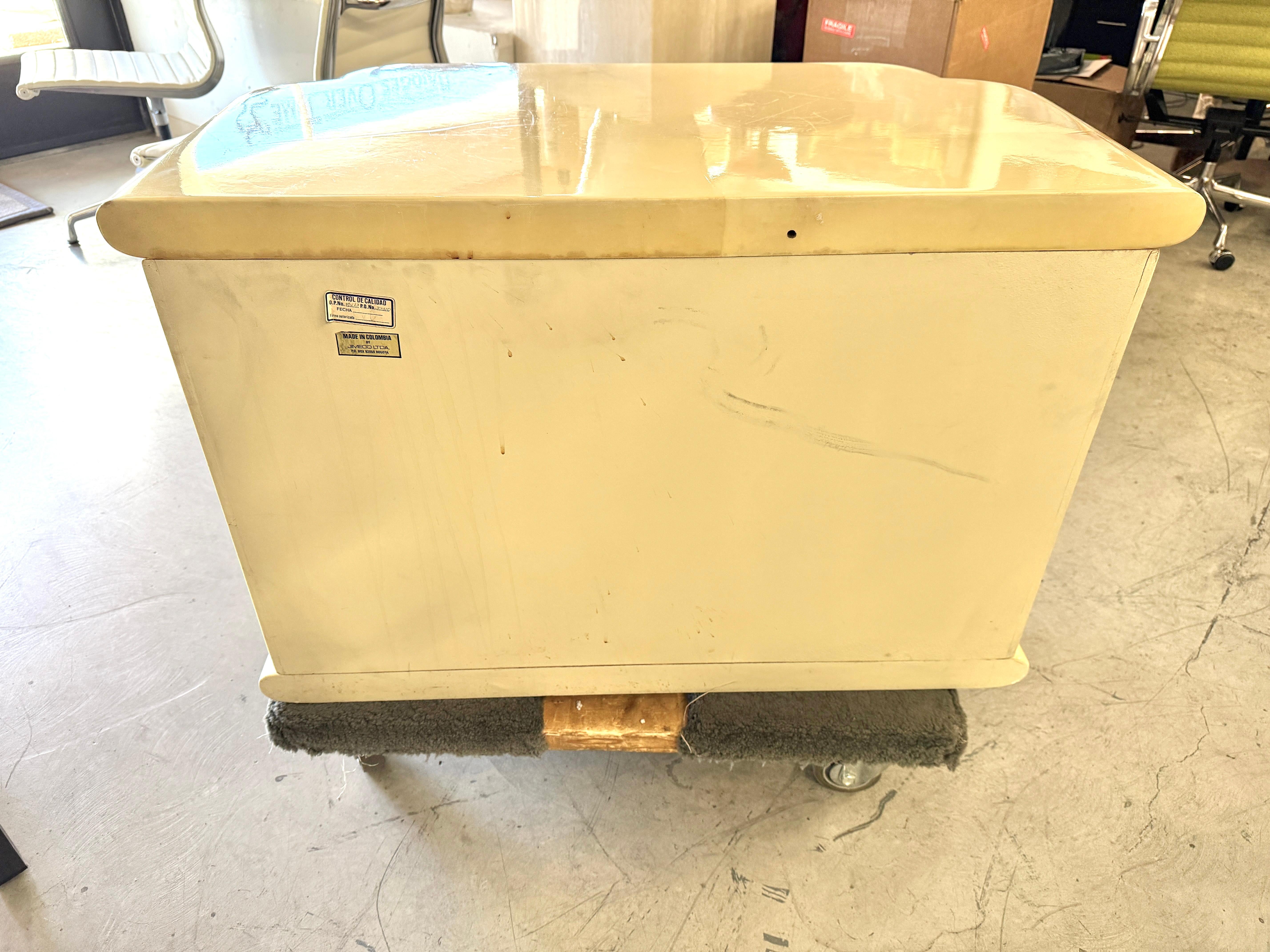 Enrique Garcel pour Jimeco Tables de nuit laquées en peau de chèvre en vente 1