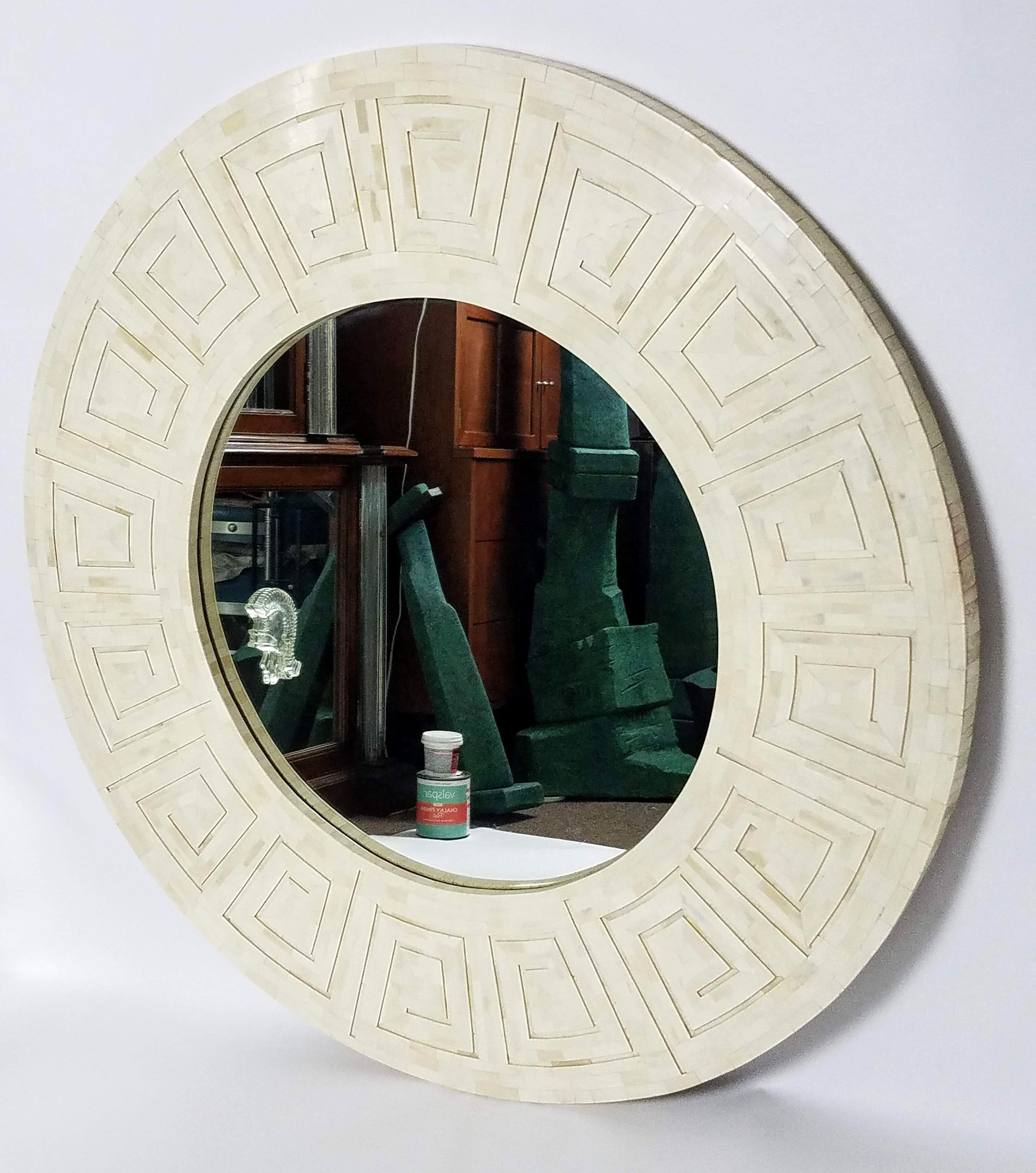Ein schöner Knochenspiegel mit Mosaik des spanischen Künstlers Enrique Garcel.
Das Video entspricht farblich am ehesten der tatsächlichen Farbe des Spiegels.
Der Spiegel ist in gutem Zustand, es fehlen keine Teile.
  