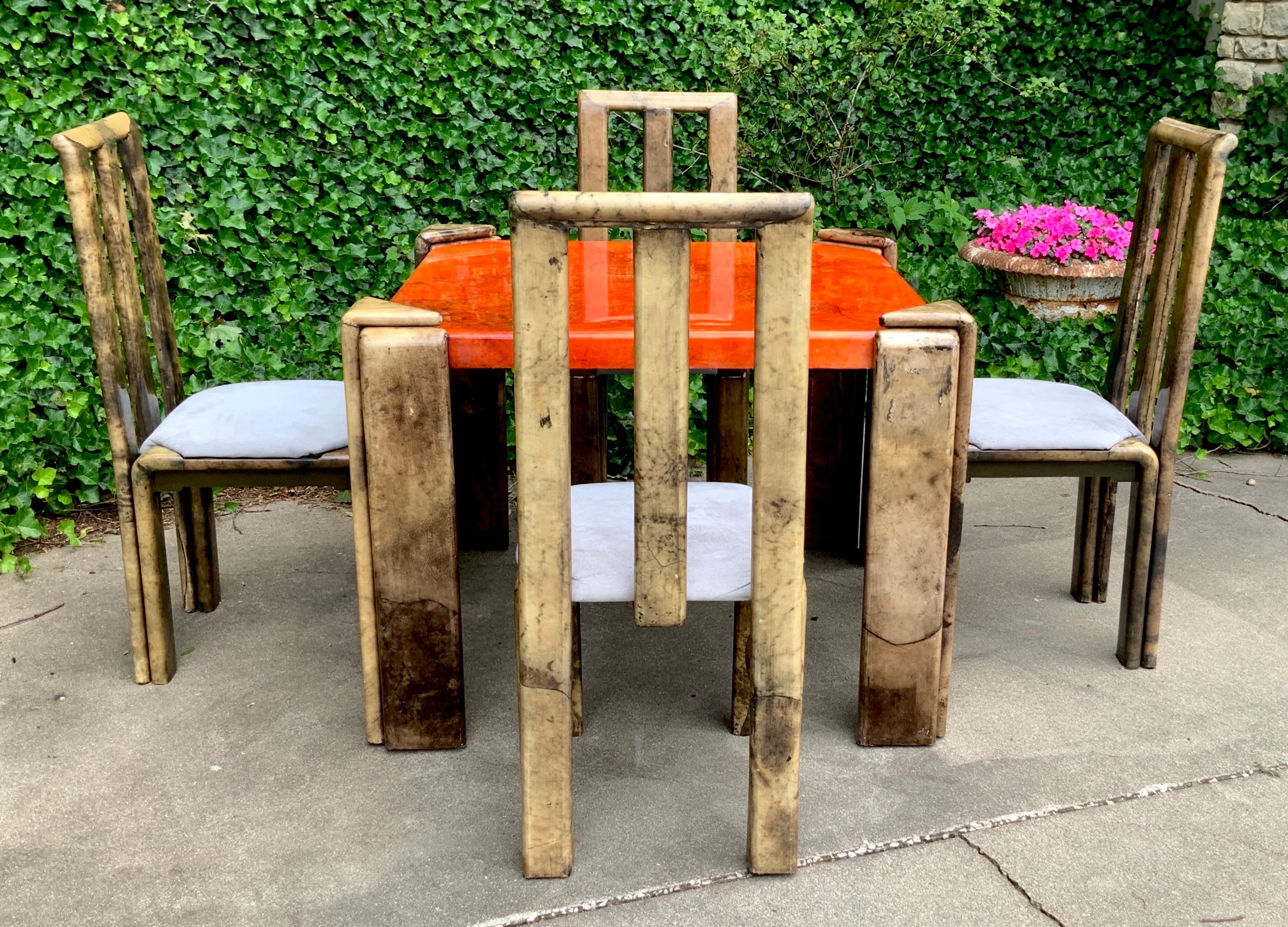 Table de salle à manger en peau de chèvre laquée Enrique Garcel  et 4 chaises en vente 3
