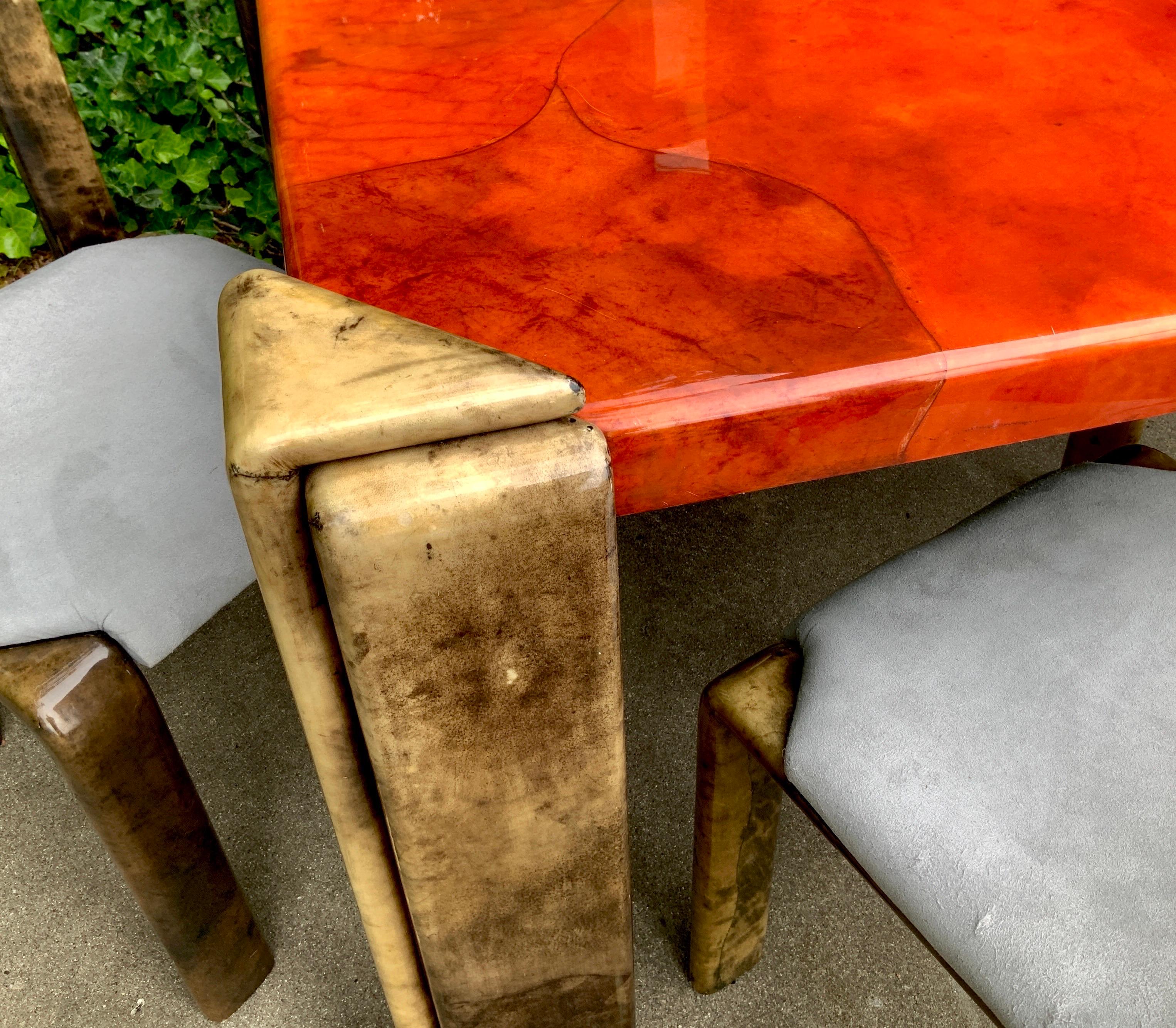 Table de salle à manger en peau de chèvre laquée Enrique Garcel  et 4 chaises en vente 5
