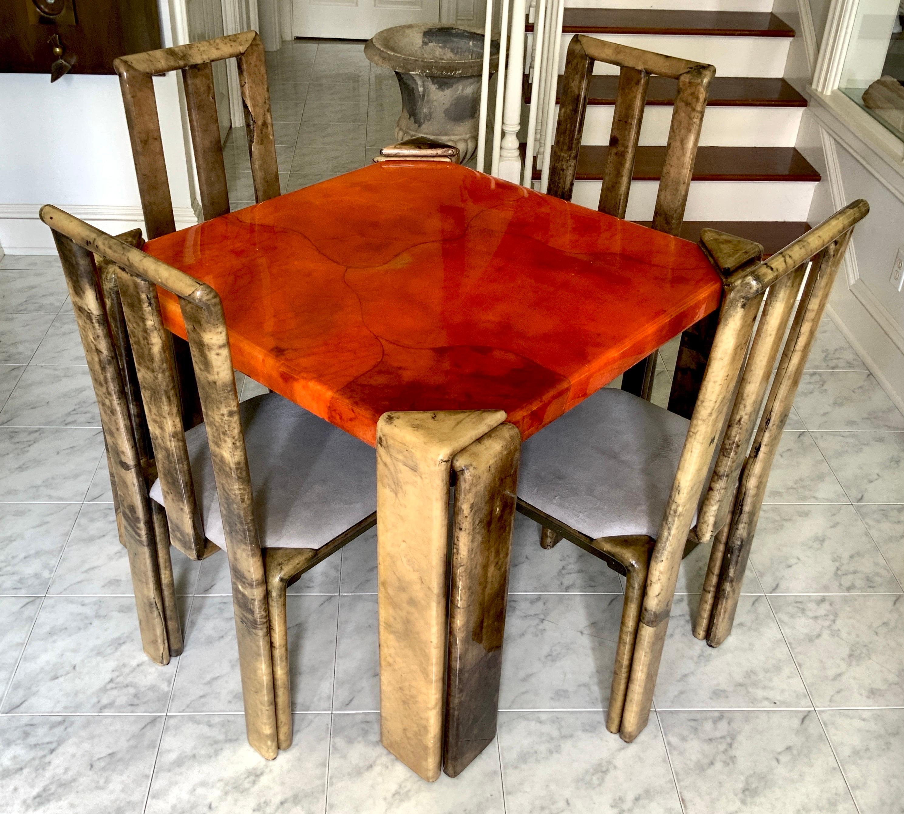 Table de salle à manger ou de jeu en peau de chèvre laquée et quatre chaises. Fabriqué à la main avec un grand design dans les couleurs mandarine et plusieurs nuances de marron. Ce coffret porte l'étiquette d'origine 