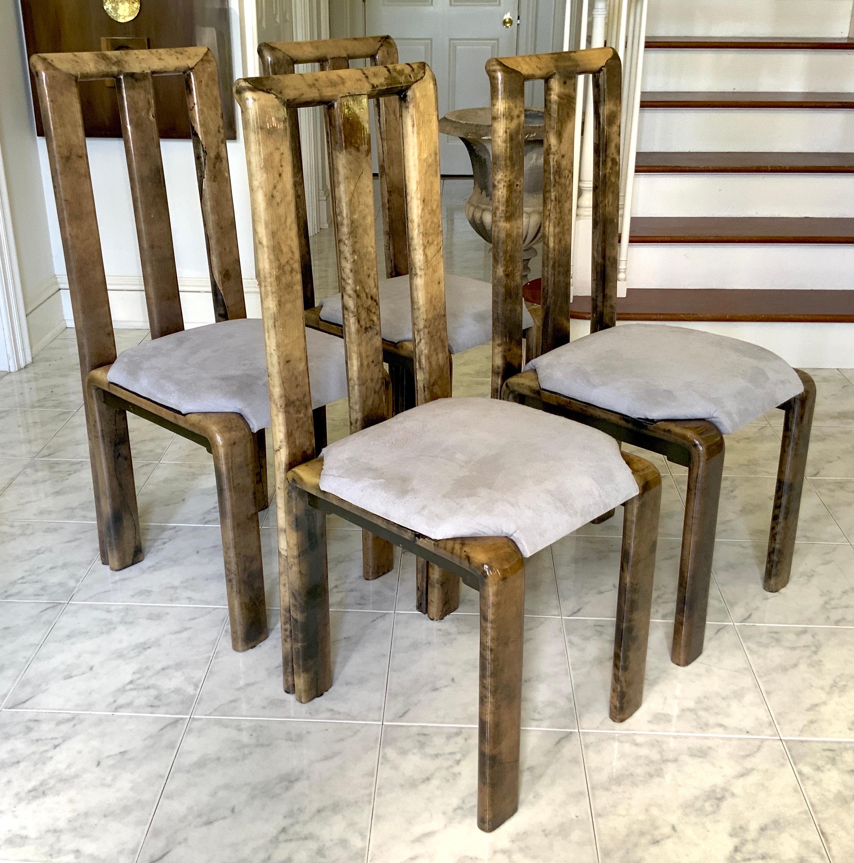 Colombien Table de salle à manger en peau de chèvre laquée Enrique Garcel  et 4 chaises en vente