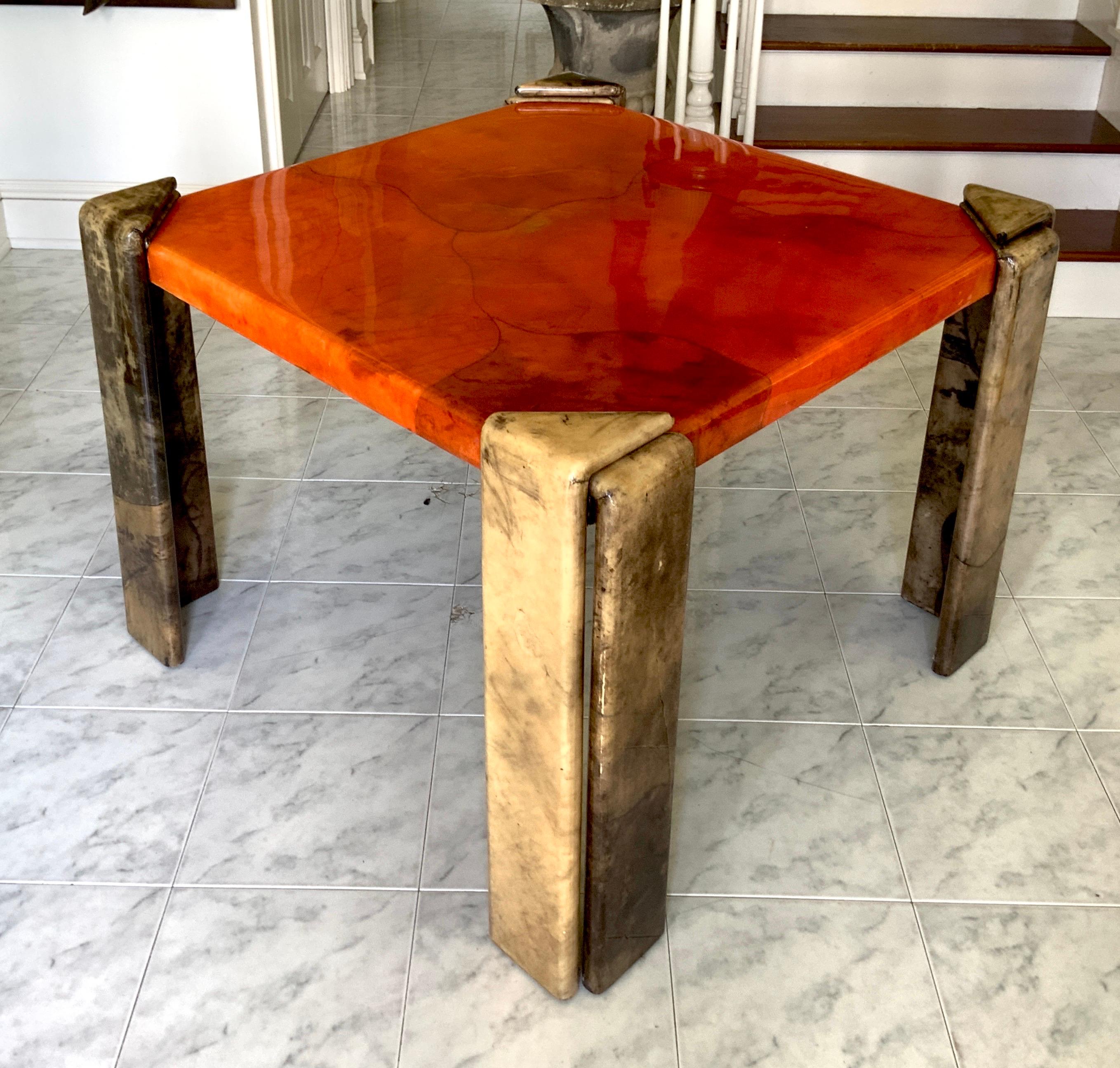 Fait main Table de salle à manger en peau de chèvre laquée Enrique Garcel  et 4 chaises en vente