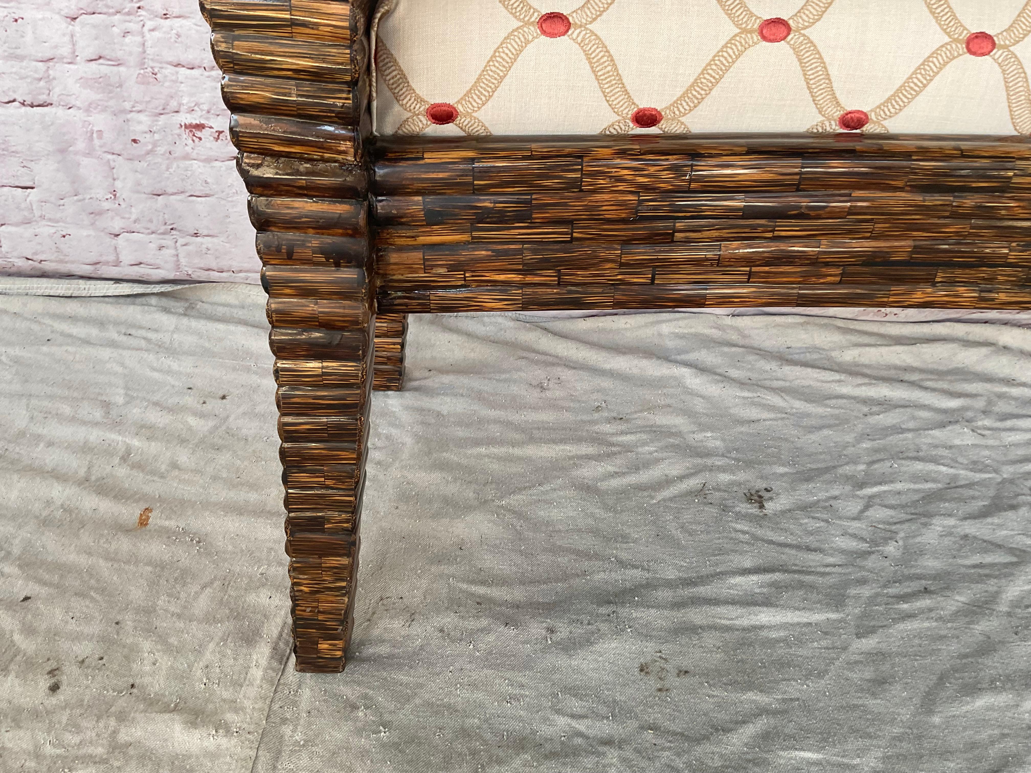 Enrique Garcel Postmoderne Sitzbank aus Horn mit Mosaik (Holz) im Angebot