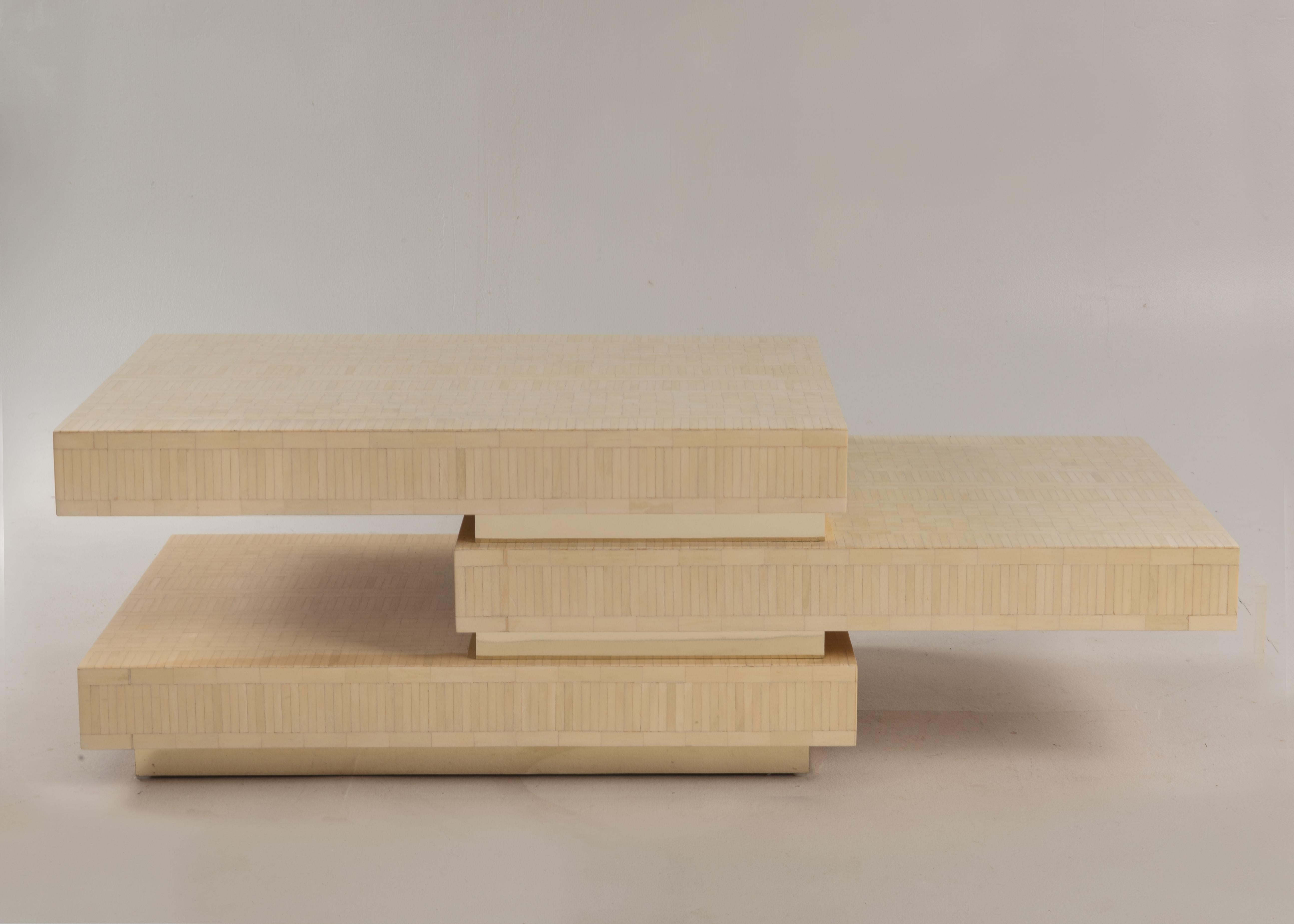 Table basse unique en os tessellé et laiton incrusté du designer colombien Enrique Garcel. La forme sculpturale est composée de trois étages.
Mesures : H 17.5