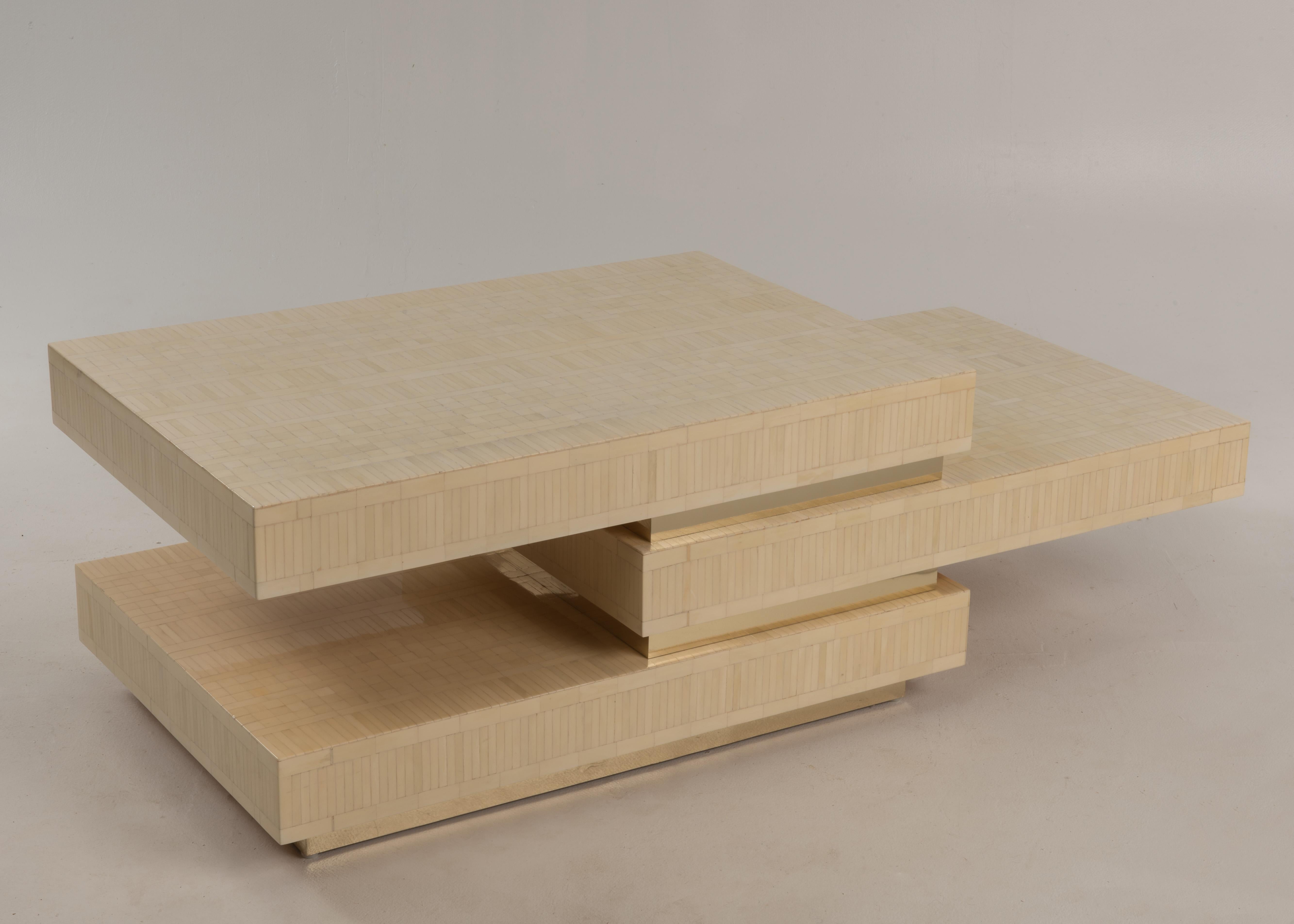 Mid-Century Modern Table basse en os et laiton tessellé Enrique Garcel en vente