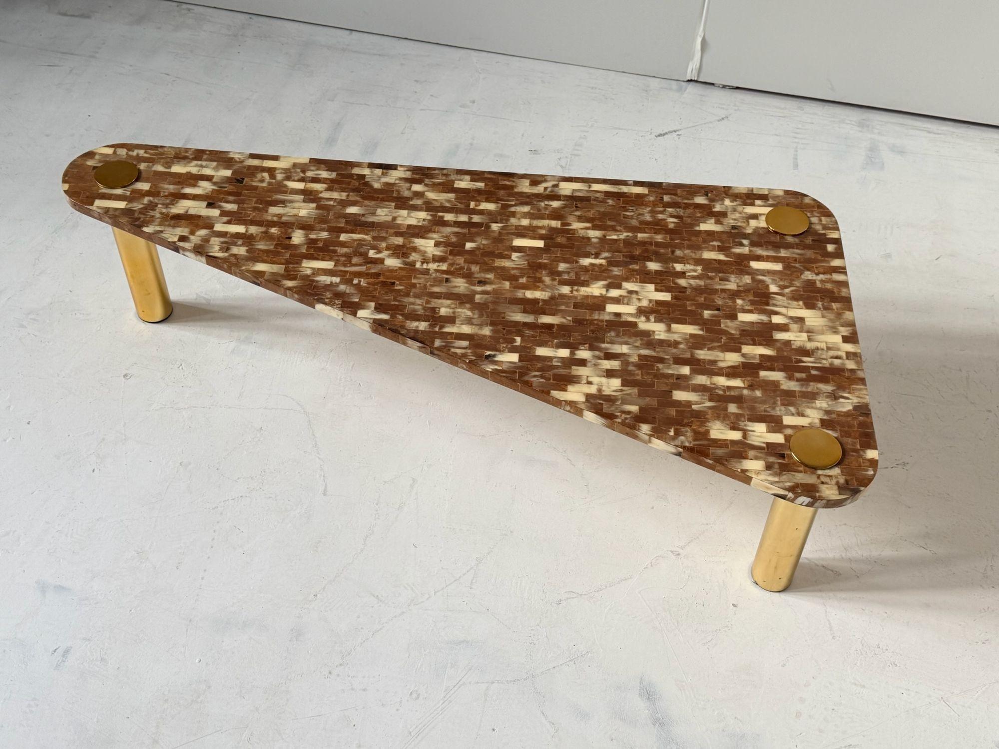 Mid-Century Modern Table basse en corne et laiton tessellés d'Enrique Garcel, 1970 en vente