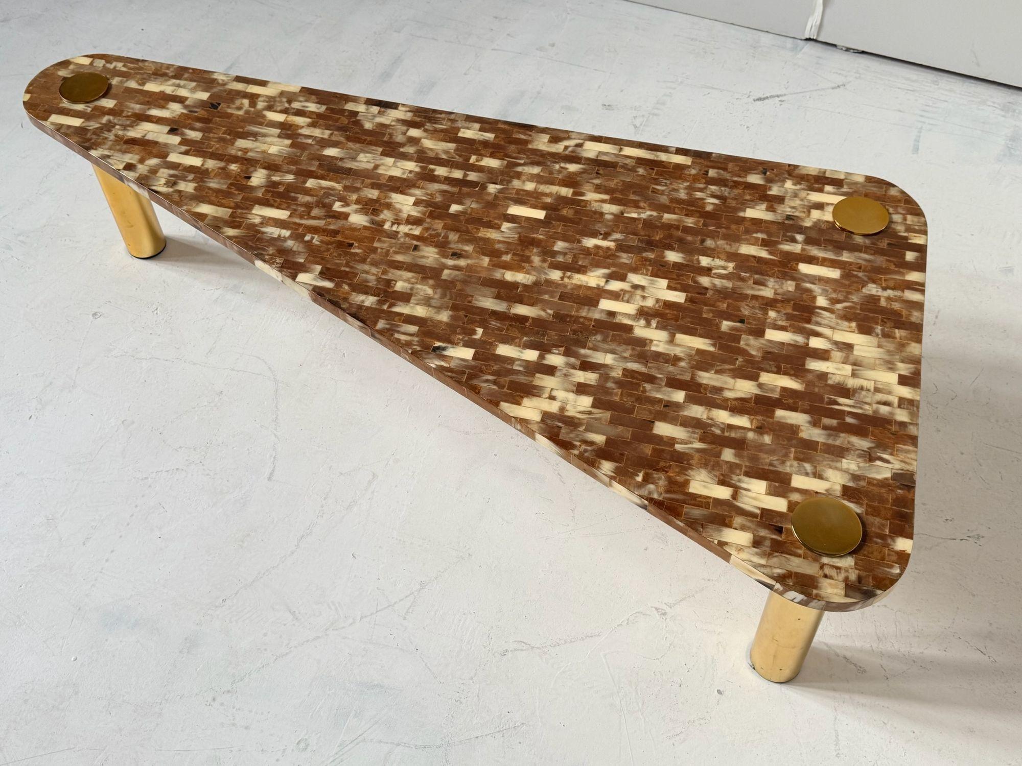 Colombien Table basse en corne et laiton tessellés d'Enrique Garcel, 1970 en vente