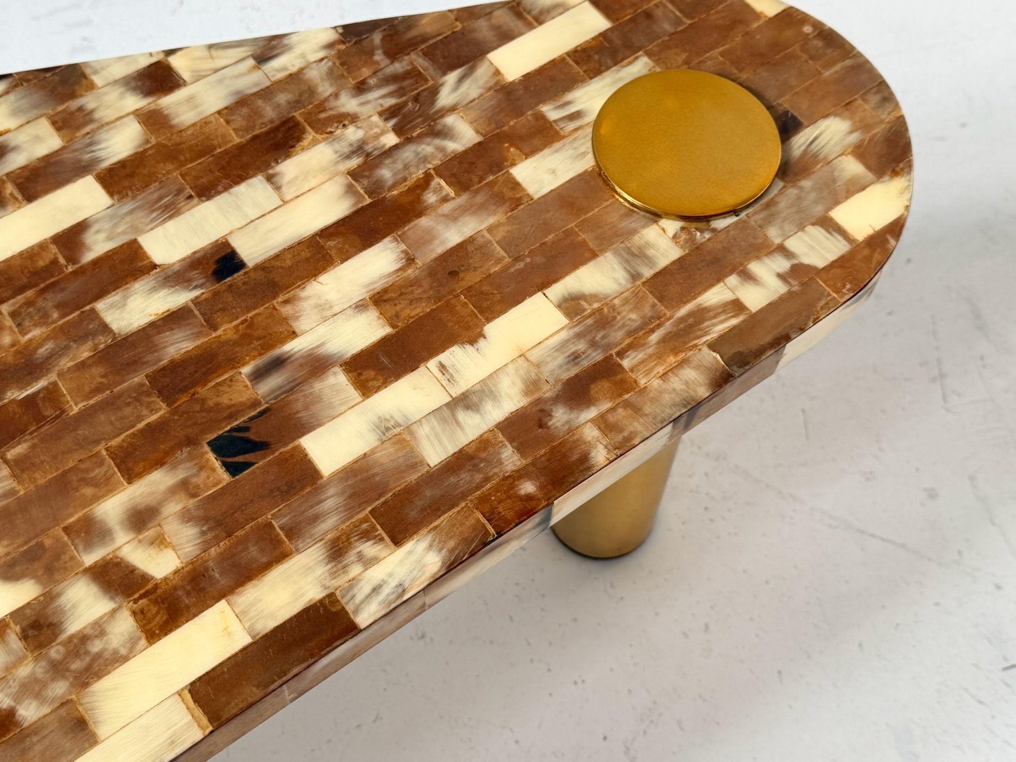 Corne Table basse en corne et laiton tessellés d'Enrique Garcel, 1970 en vente