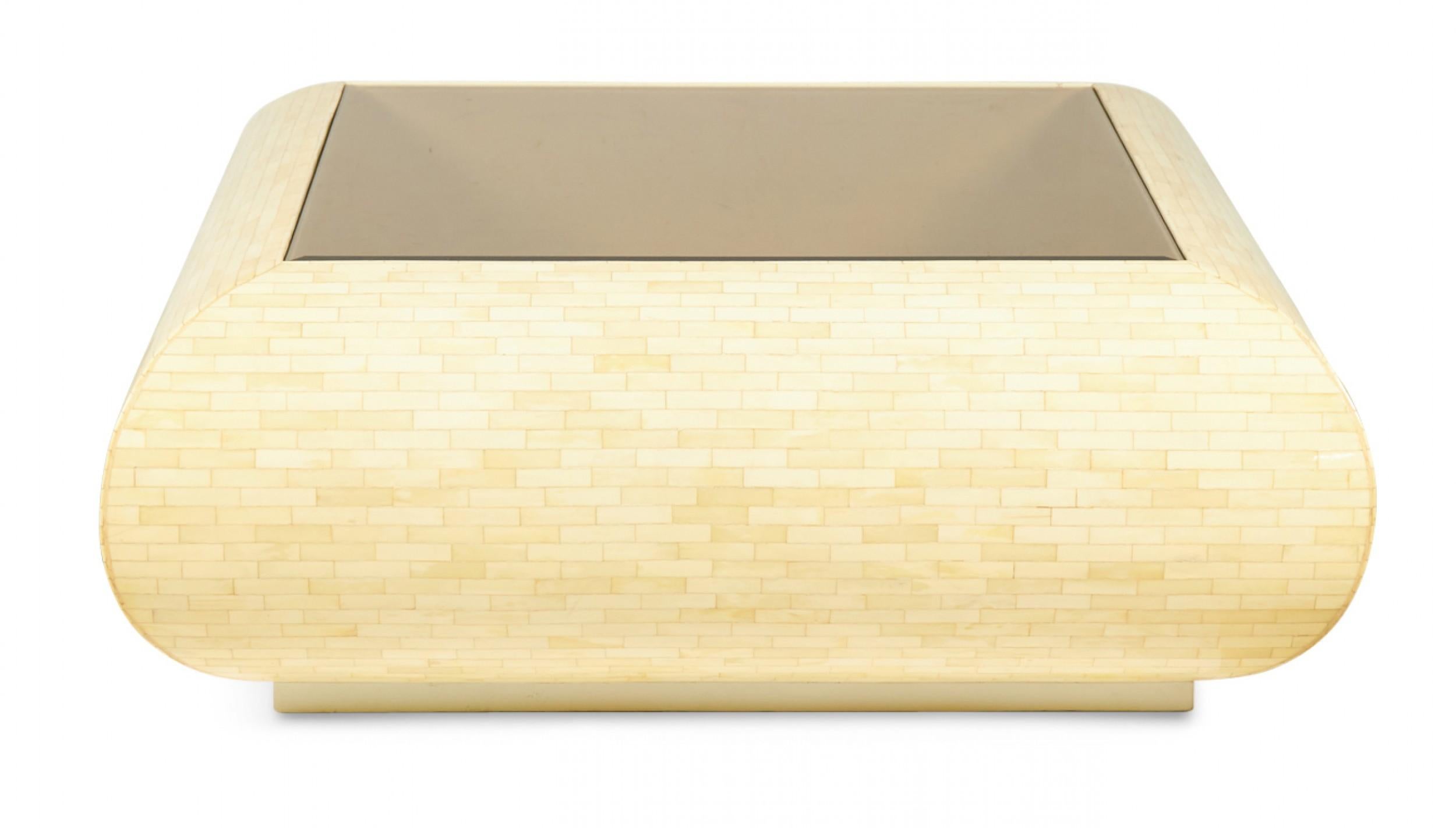 Couchtisch im kolumbianischen Hochstil (um 1980) mit rechteckigem, gefliestem Knochenfurnier über einer abgerundeten quadratischen Form mit einer quadratischen Tischplatte aus Rauchglas (auch mit Klarglaseinsatz erhältlich) (ENRIQUE GARCES)