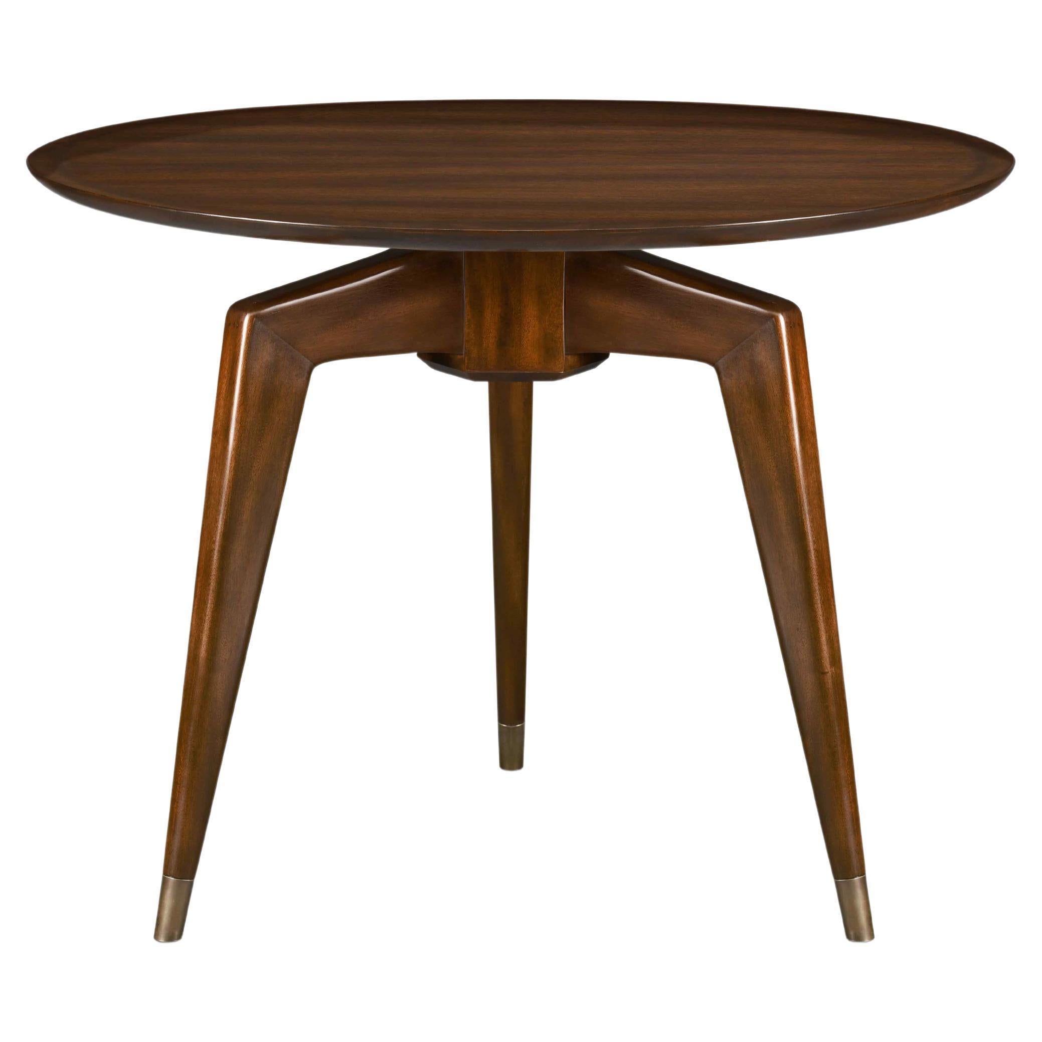 Table Ens avec large plateau de style plateau et trois pieds pointus avec bouchons en laiton
