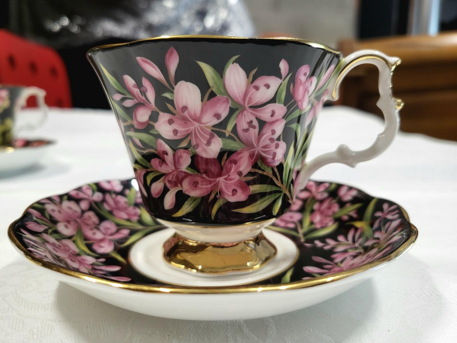 Ensemble à thé ou café Royal Albert en porcelaine Anglaise datato 1975. Questo magnifico ensemble si compone di 4 tasselli e 4 sous-tasses. Royal Albert, una vecchia manifattura anglosassone nota per il suo savoir-faire artigianale, ha conservato la