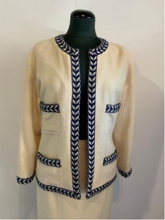 Ensemble Chanel Boutique Wolle Cremefarbene Jacke + Rock aus Wolle