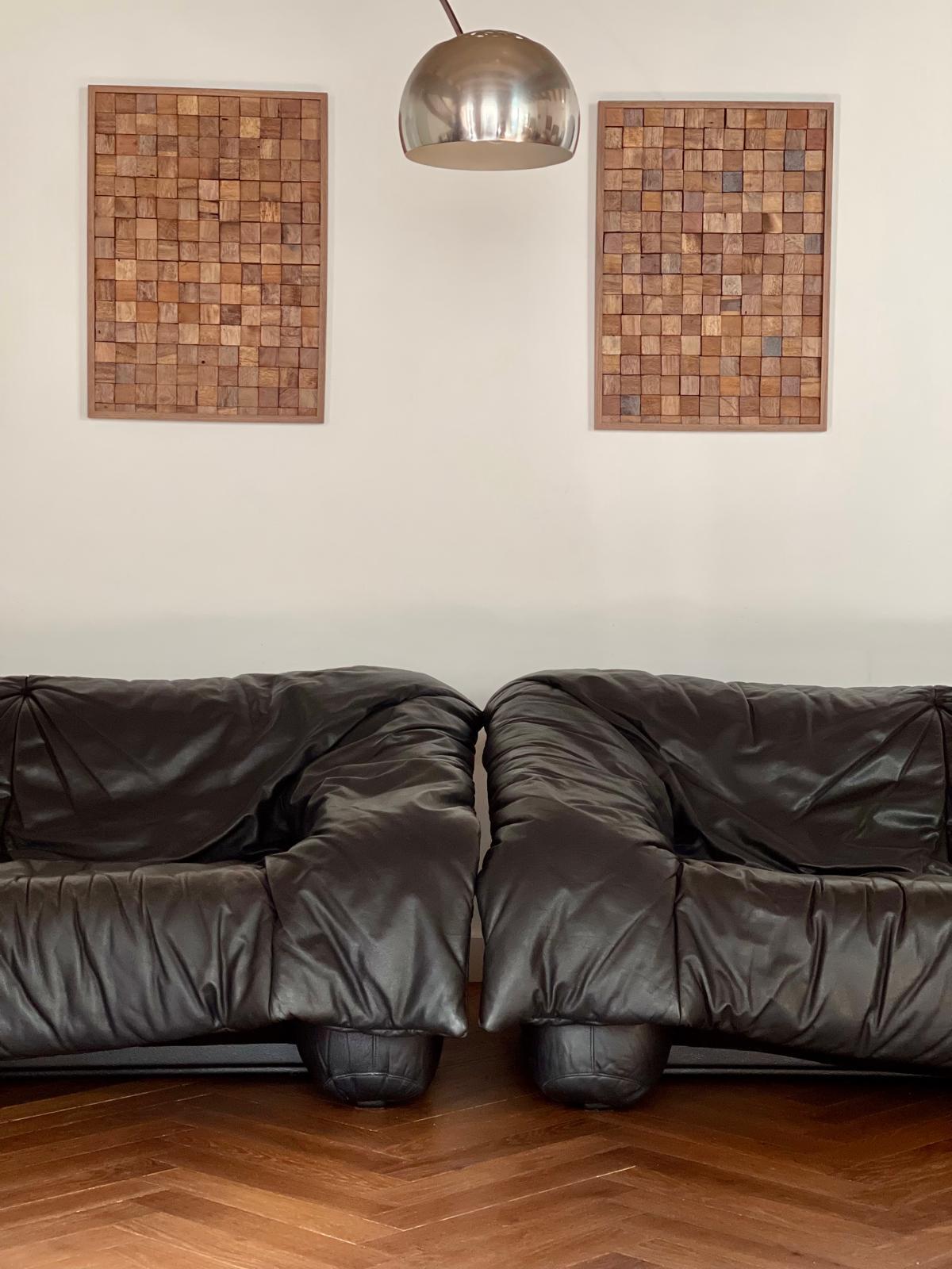 Ensemble de 2 canapés 2 places « Flou Flou » par De Pas , D’Urbino et Lomazzi.
Cuir noir d’origine avec une jolie patine, excellent état.
Léger et très confortable , sa structure est en plastique moulé noir et mousse caoutchoutée.
Dimensions d’un