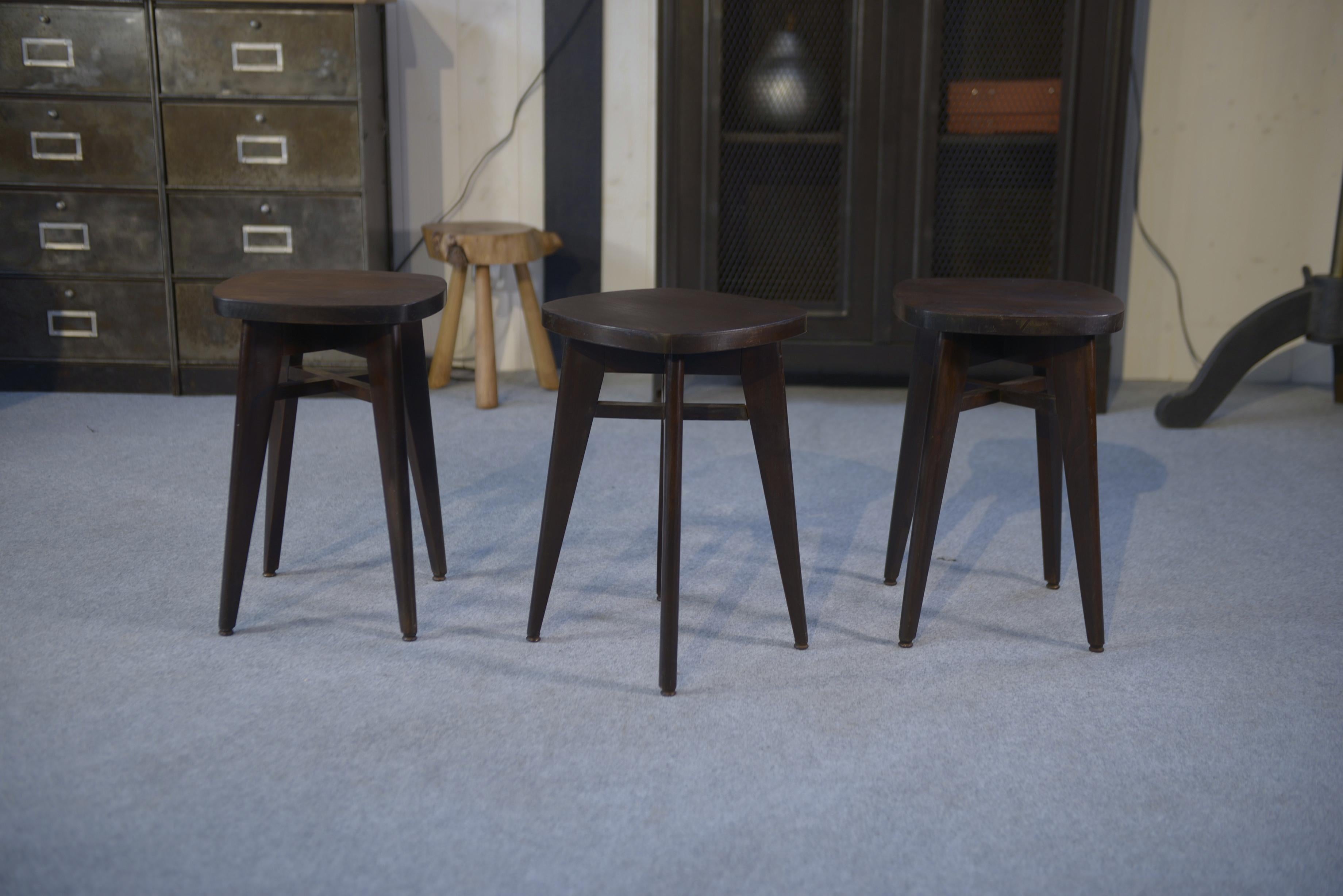 Ensemble de 3 tabourets design hêtre attribué à Louis Gamet 1950's (Buchenholz) im Angebot