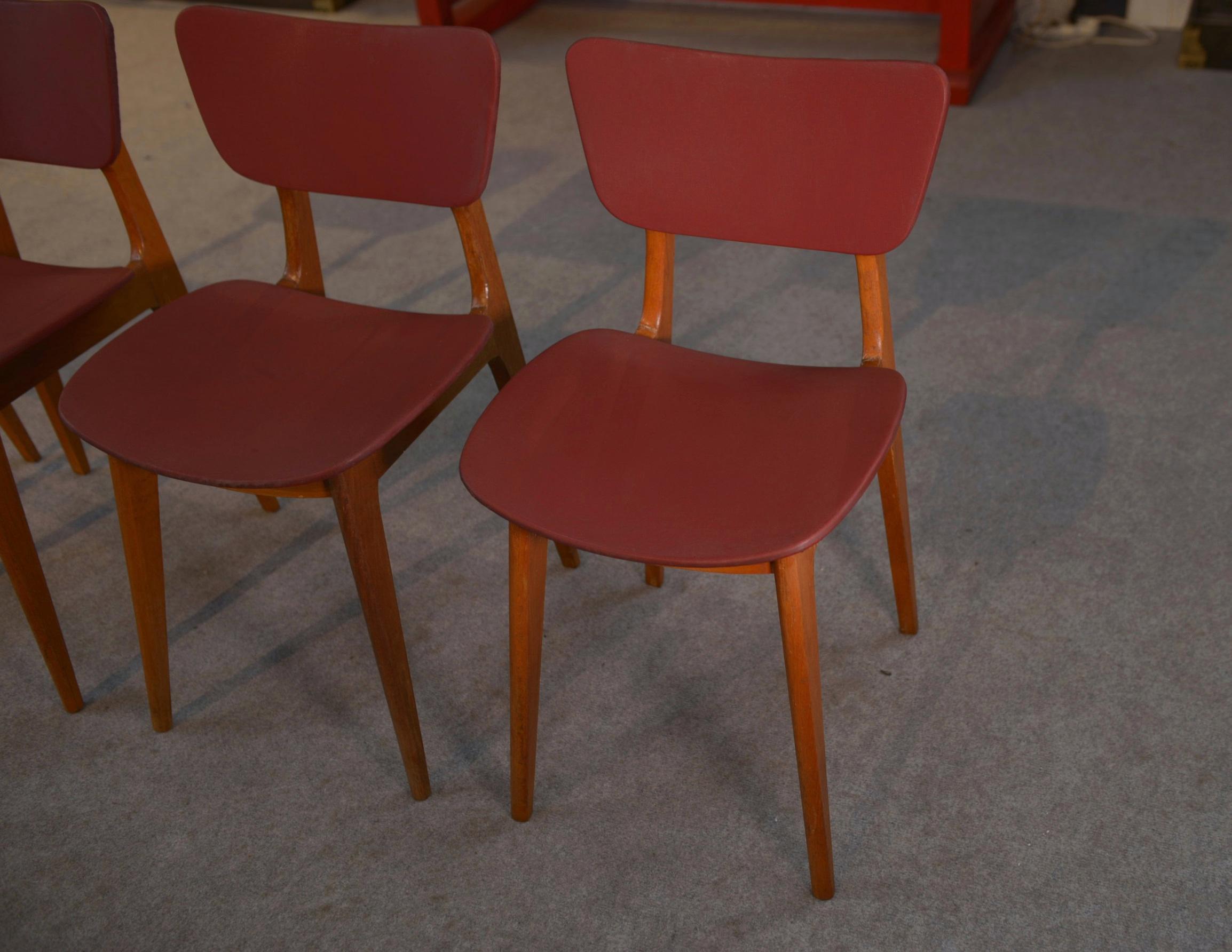 Ensemble de 4 chaises design chêne et skaï bordeaux 1960's For Sale 5