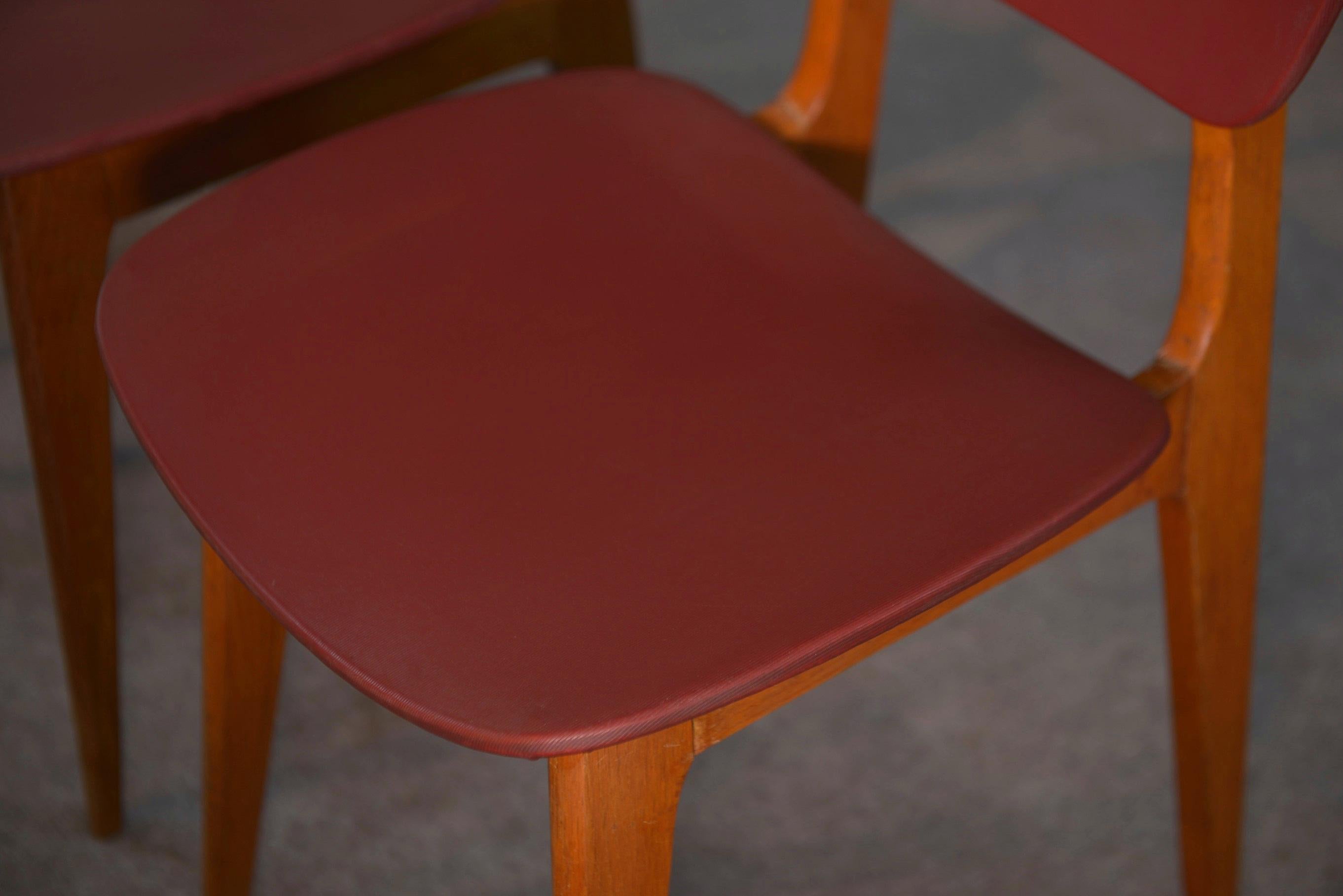 Ensemble de 4 chaises design chêne et skaï bordeaux 1960's For Sale 6