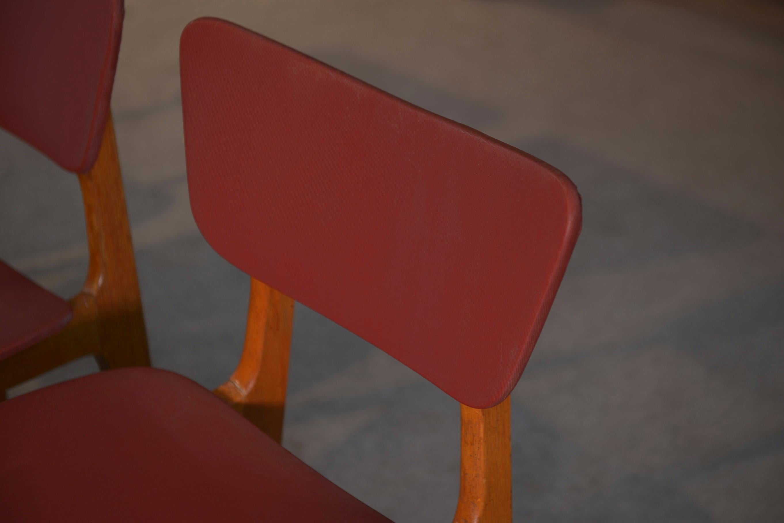 Ensemble de 4 chaises design chêne et skaï bordeaux 1960's For Sale 7