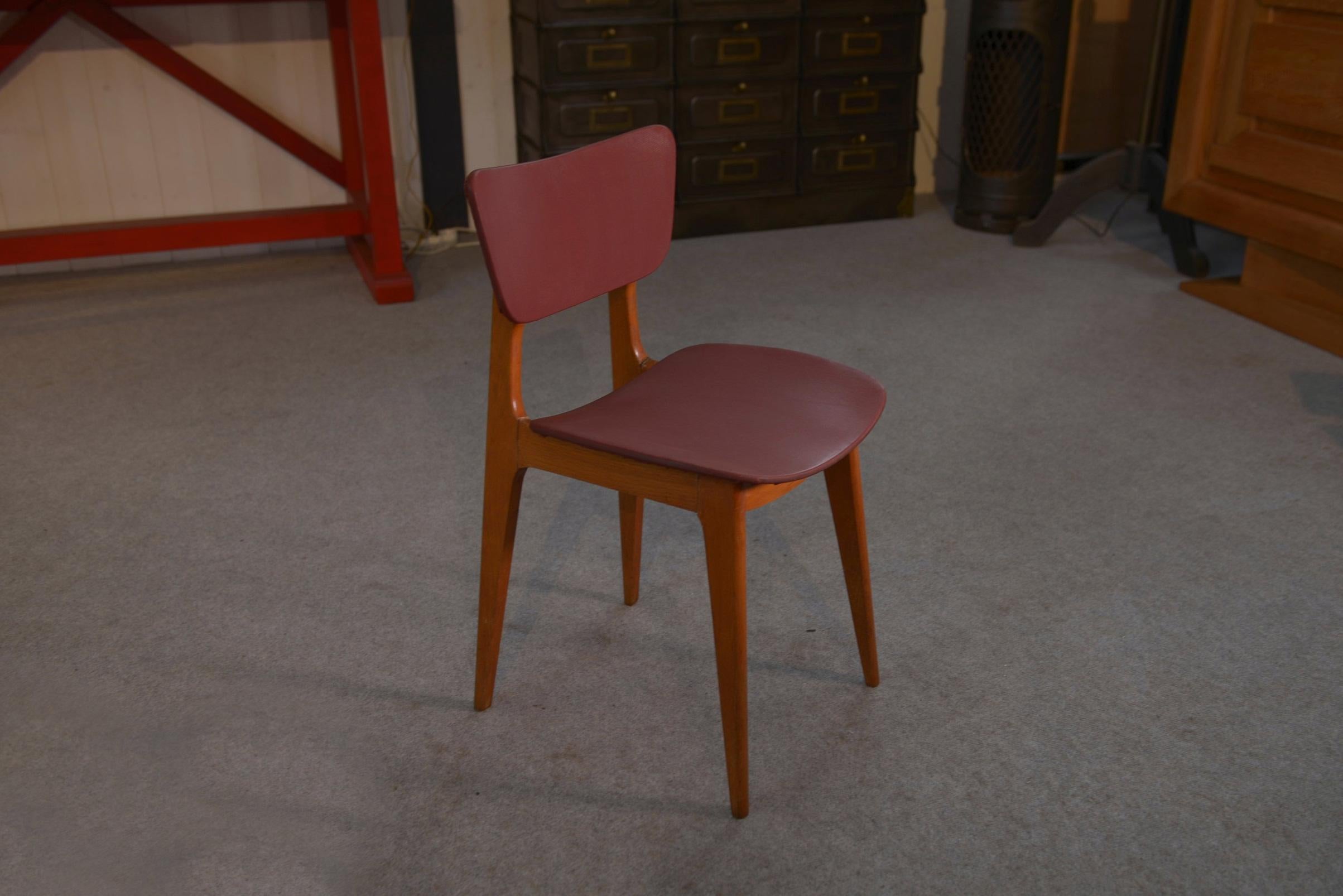 Ensemble de 4 chaises design chêne et skaï bordeaux 1960's For Sale 8