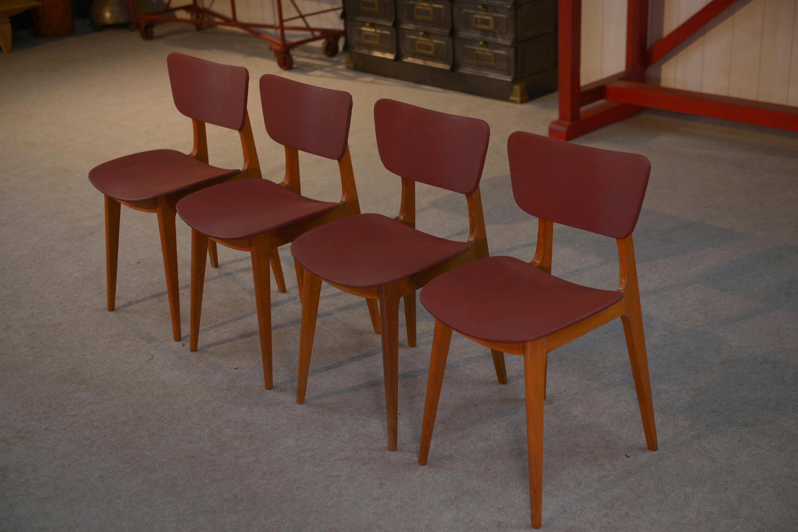 French Ensemble de 4 chaises design chêne et skaï bordeaux 1960's For Sale